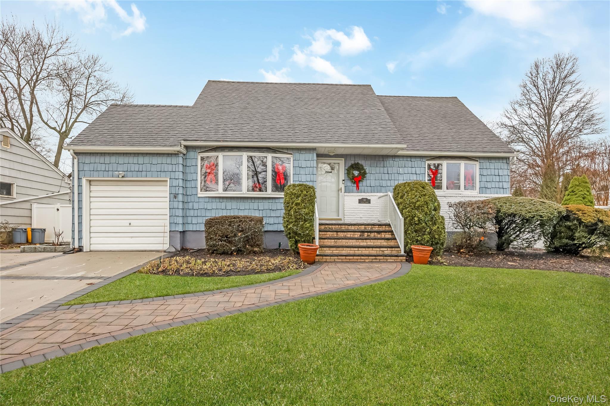 #1 photo, 10 Roxbury Street, Farmingdale , NY 11735
