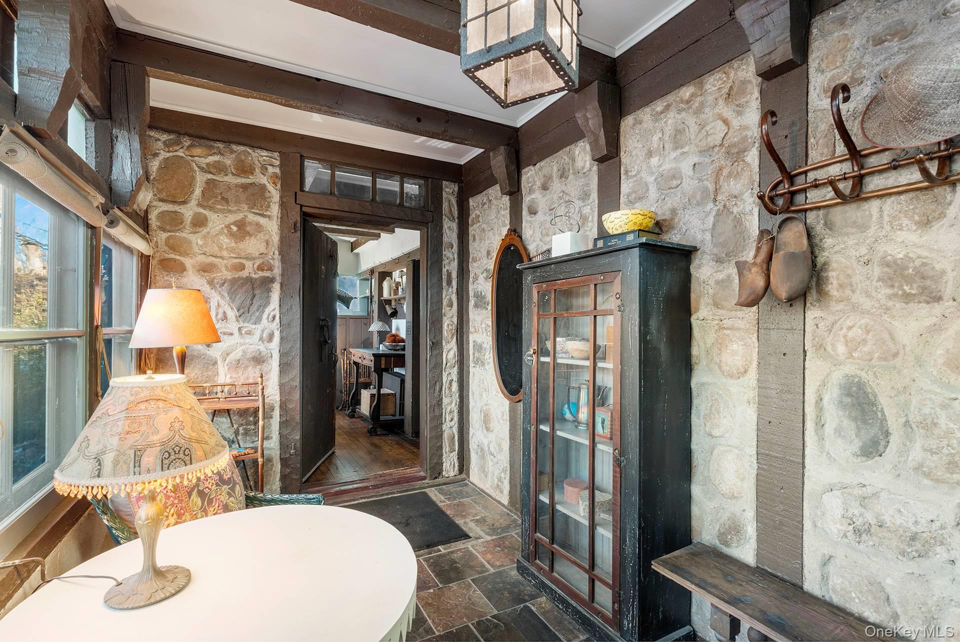 #6 photo, 10 John Street, سوفولك Southampton , NY 11968