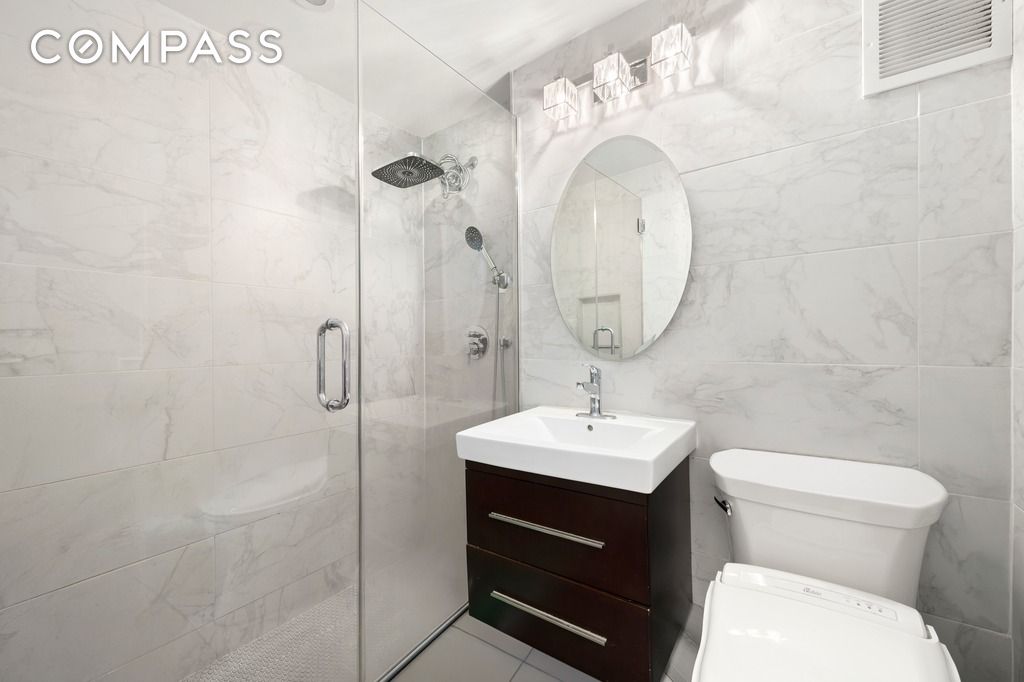 #10 photo, 40 E 9th Street, Greenwich Village , NY 10003