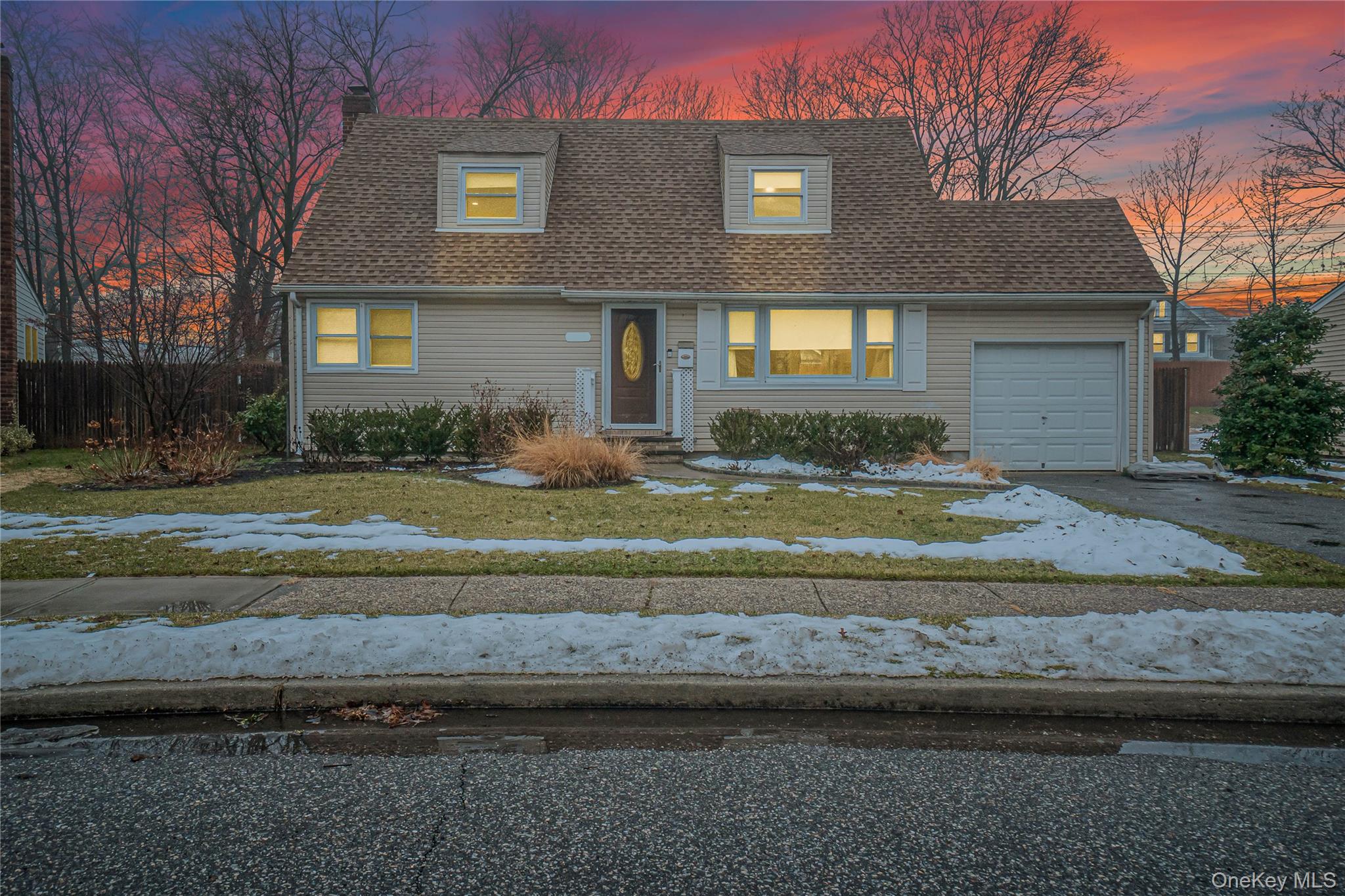 #2 photo, 104 Radcliff Drive, Нассау ‖ East Norwich , NY 11732