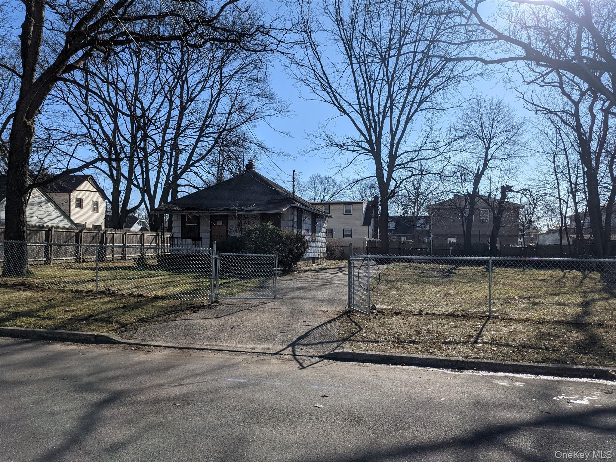 #1 photo, 76 Cumberland Avenue, מחוז נסאו Roosevelt , NY 11575