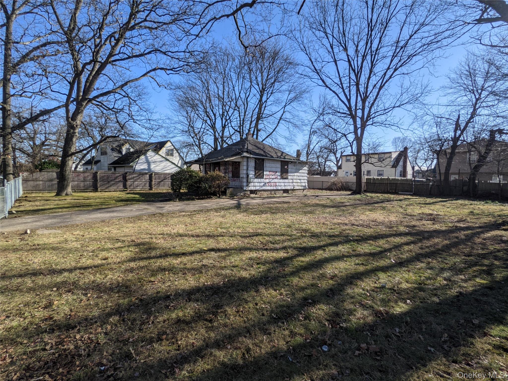 #2 photo, 76 Cumberland Avenue, מחוז נסאו Roosevelt , NY 11575