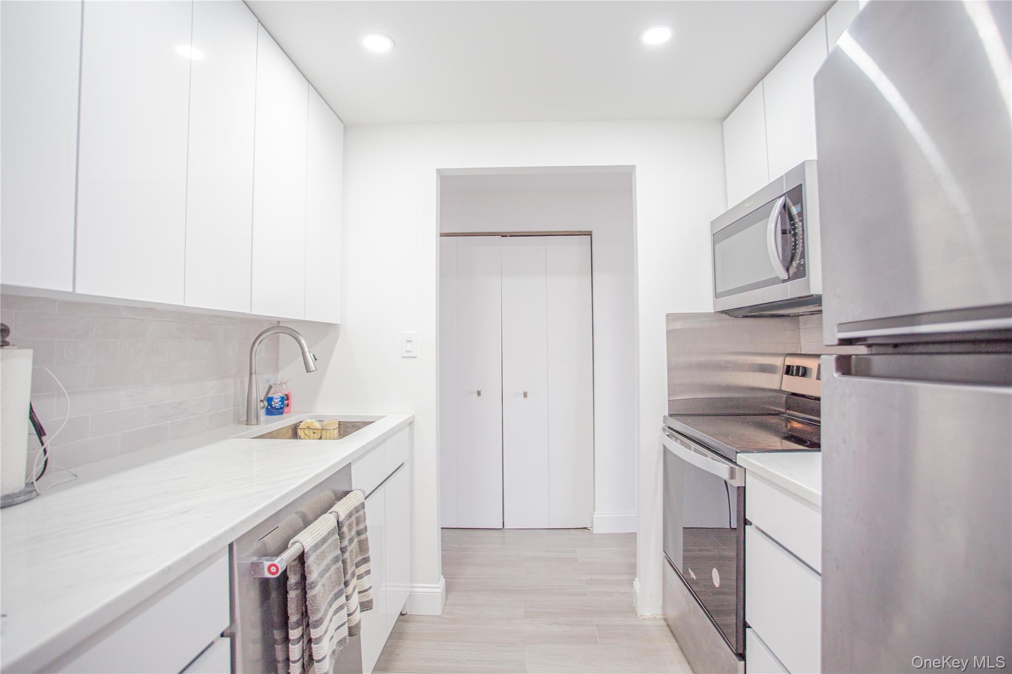 #13 photo, 230 W Broadway, नासाउ काउंटी Long Beach , NY 11561