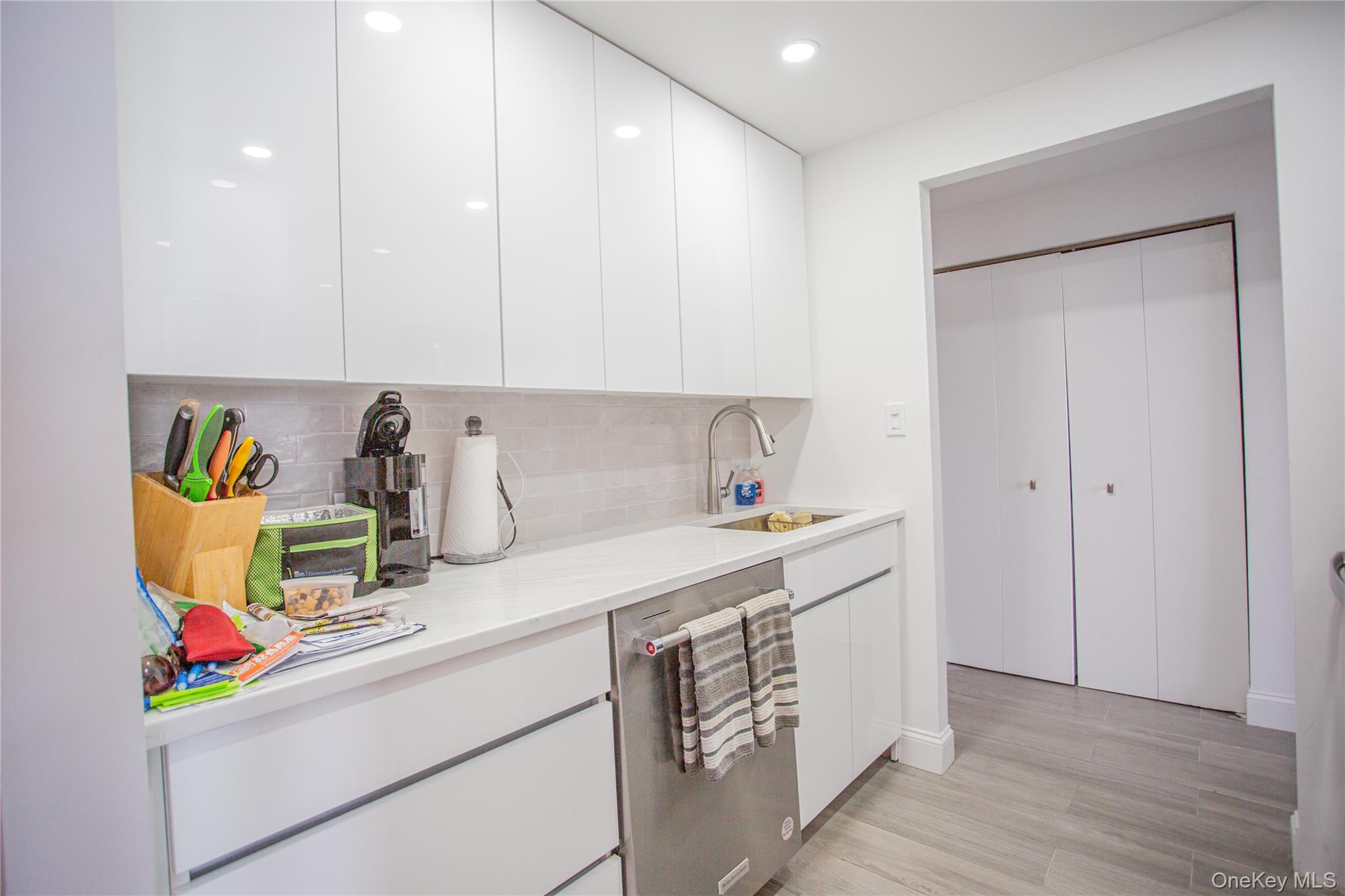 #14 photo, 230 W Broadway, नासाउ काउंटी Long Beach , NY 11561