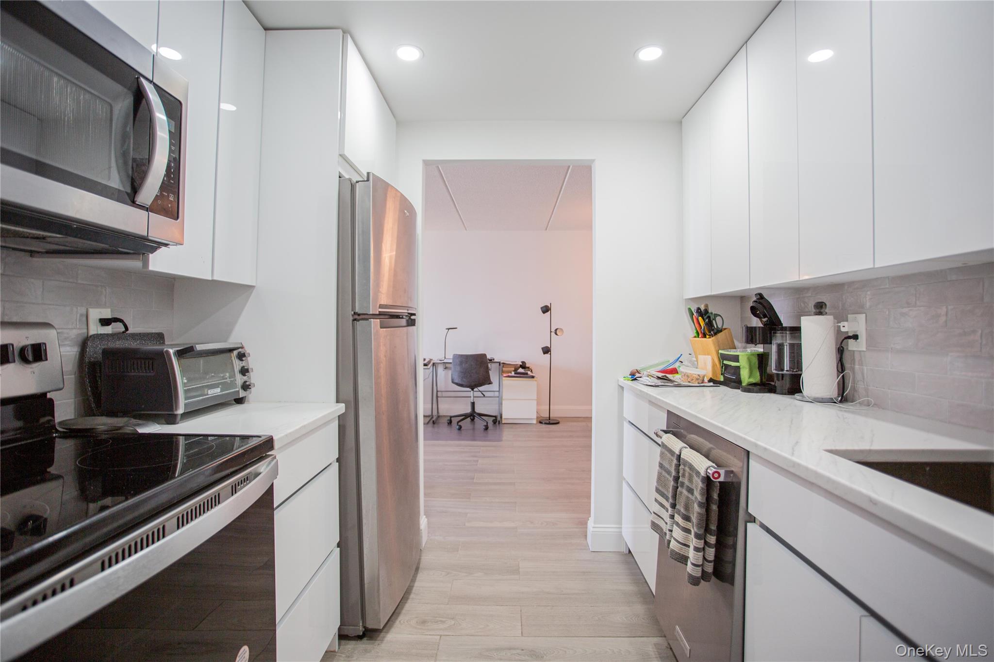 #15 photo, 230 W Broadway, नासाउ काउंटी Long Beach , NY 11561