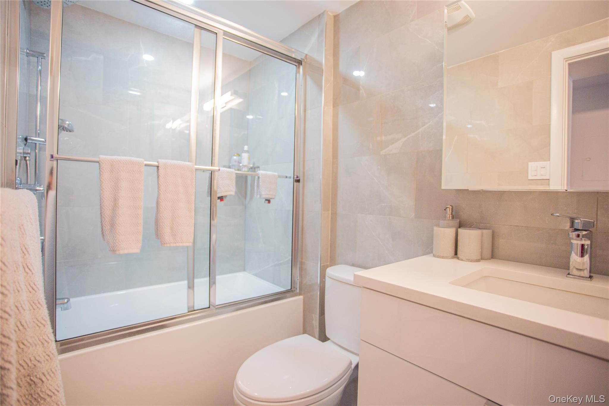 #16 photo, 230 W Broadway, नासाउ काउंटी Long Beach , NY 11561