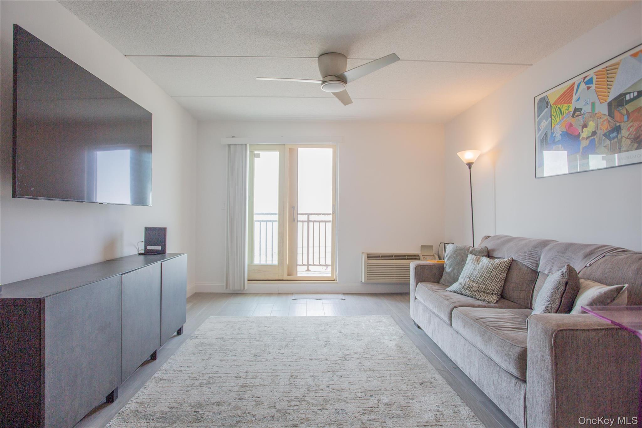 #6 photo, 230 W Broadway, नासाउ काउंटी Long Beach , NY 11561