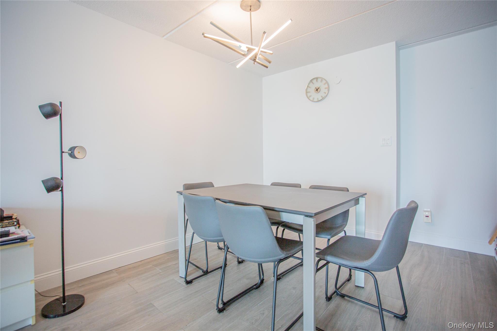 #9 photo, 230 W Broadway, नासाउ काउंटी Long Beach , NY 11561