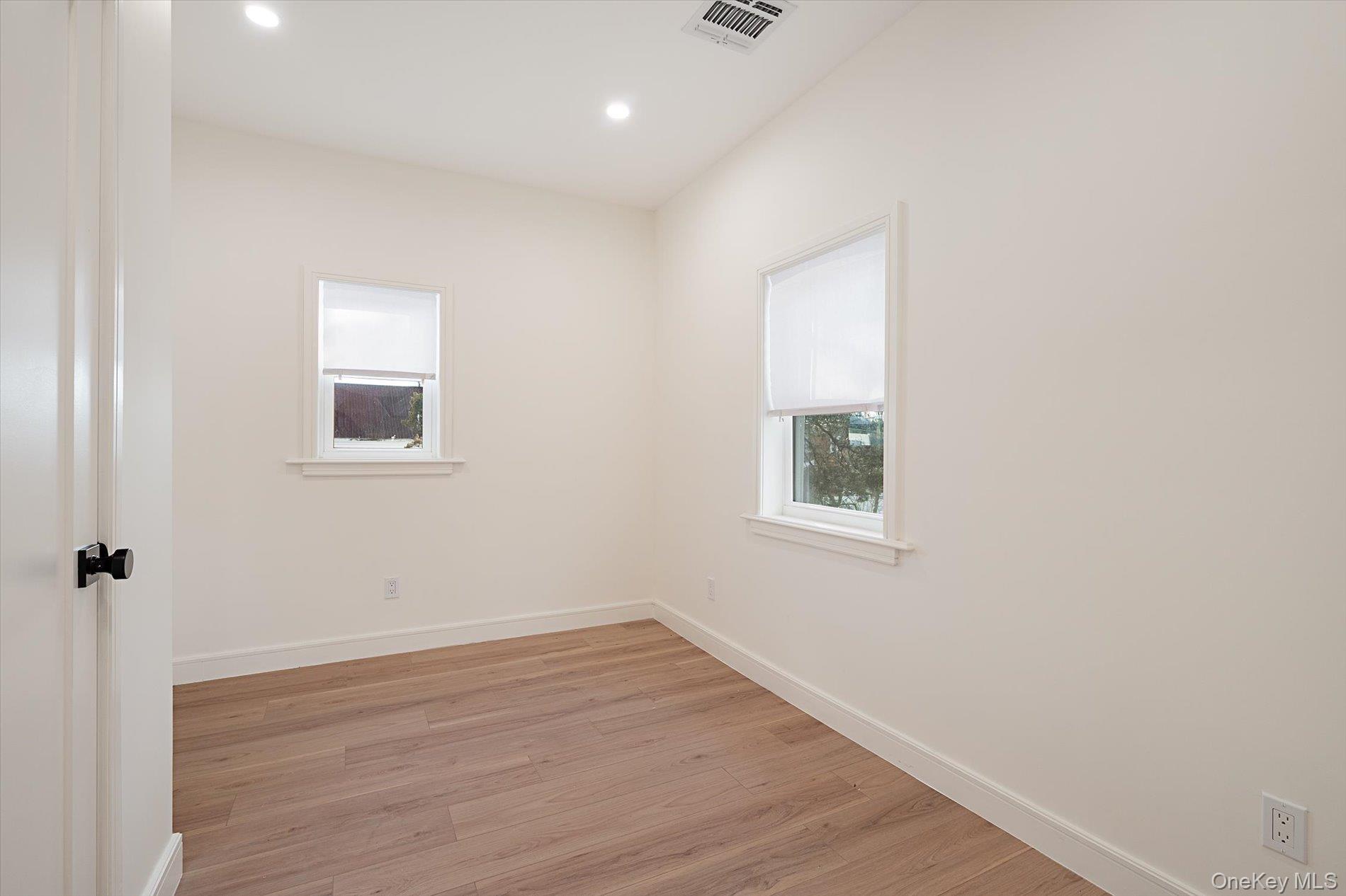 #12 photo, 38 S Front Street, מחוז נסאו Farmingdale , NY 11735