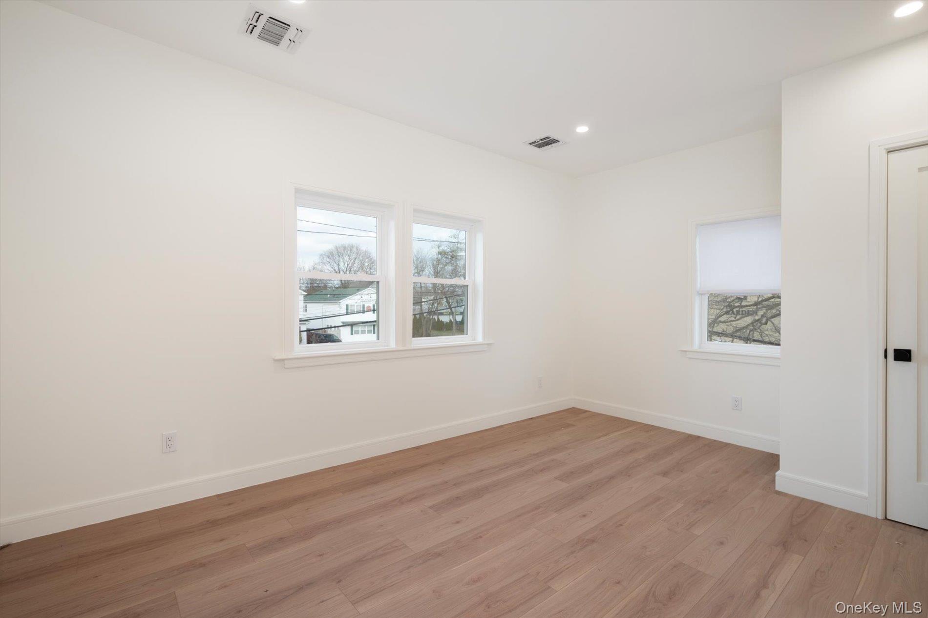 #14 photo, 38 S Front Street, מחוז נסאו Farmingdale , NY 11735