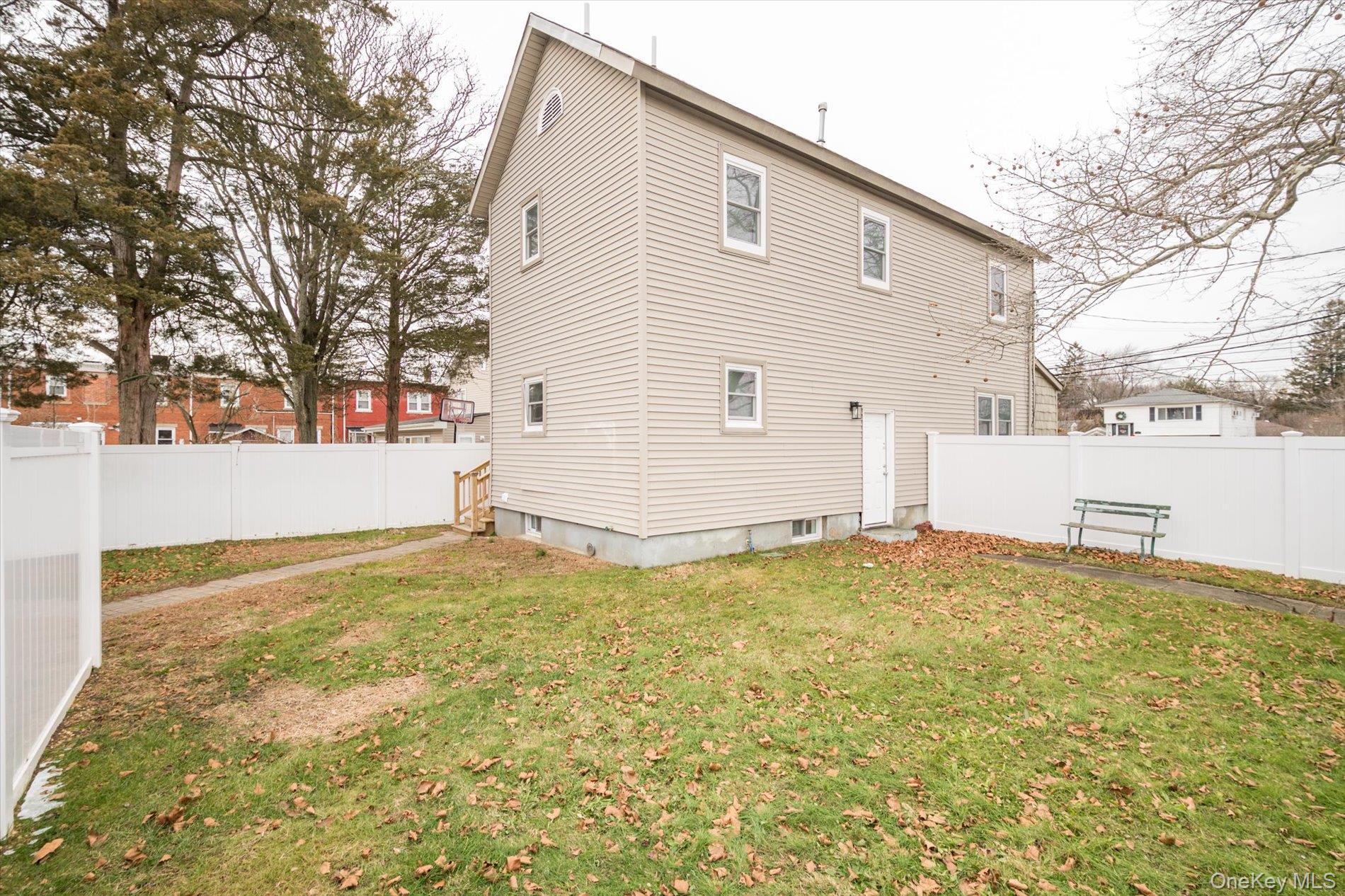 #19 photo, 38 S Front Street, מחוז נסאו Farmingdale , NY 11735