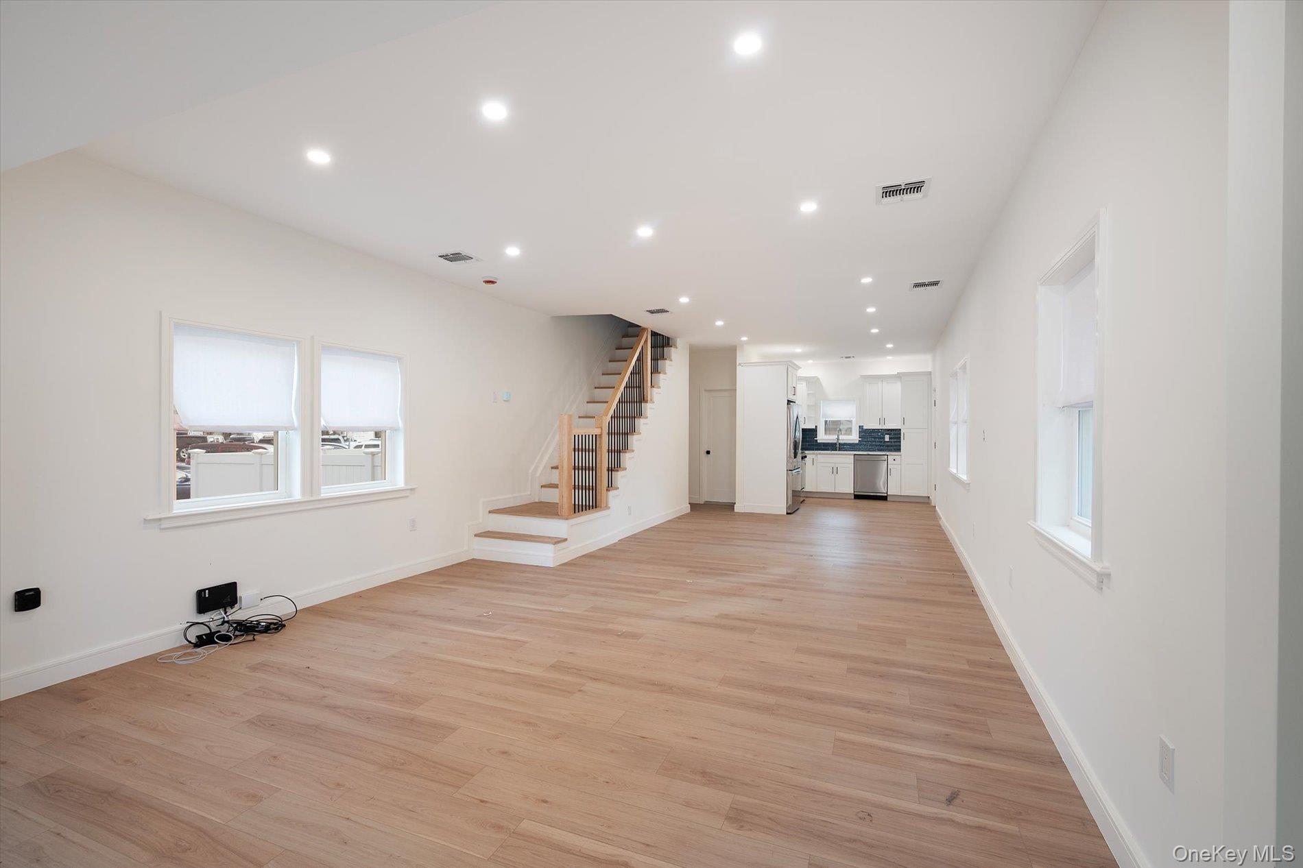 #3 photo, 38 S Front Street, מחוז נסאו Farmingdale , NY 11735