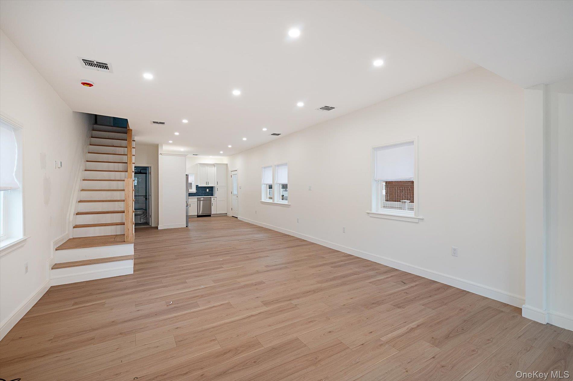 #4 photo, 38 S Front Street, מחוז נסאו Farmingdale , NY 11735