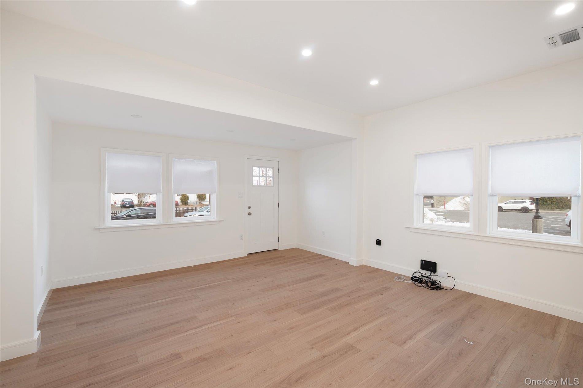 #7 photo, 38 S Front Street, מחוז נסאו Farmingdale , NY 11735