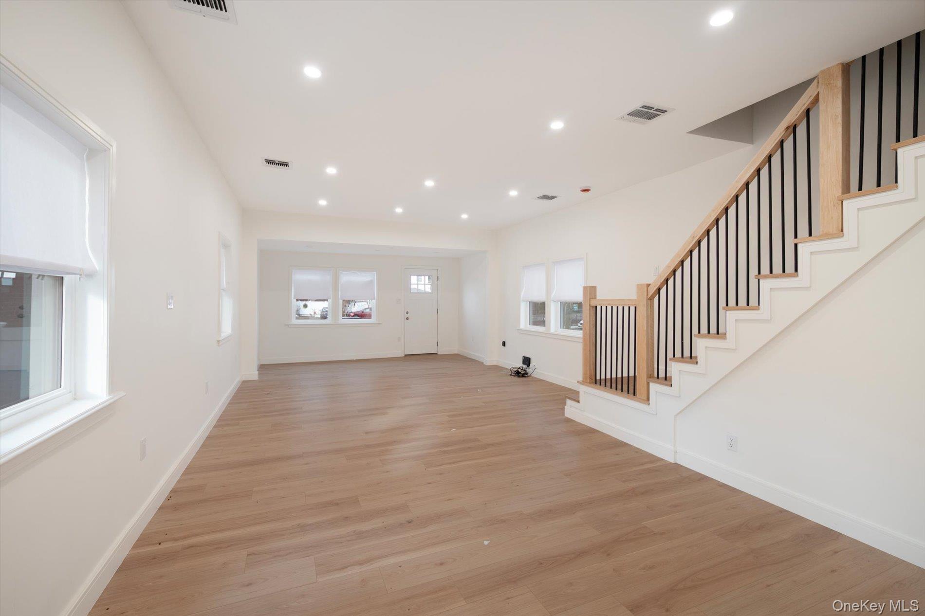 #8 photo, 38 S Front Street, מחוז נסאו Farmingdale , NY 11735