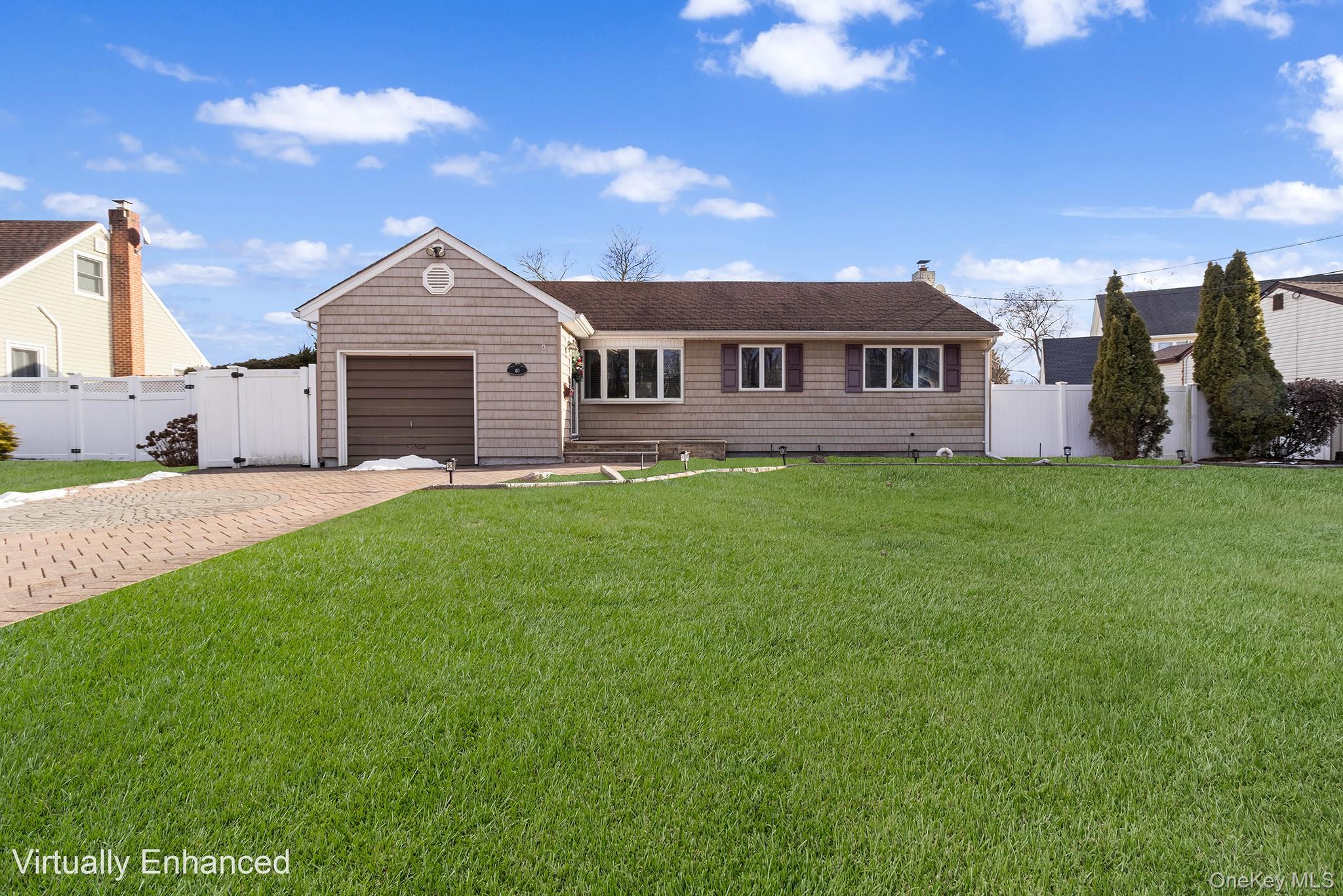 #1 photo, 40 Frankie Lane, מחוז סאפוק North Babylon , NY 11703