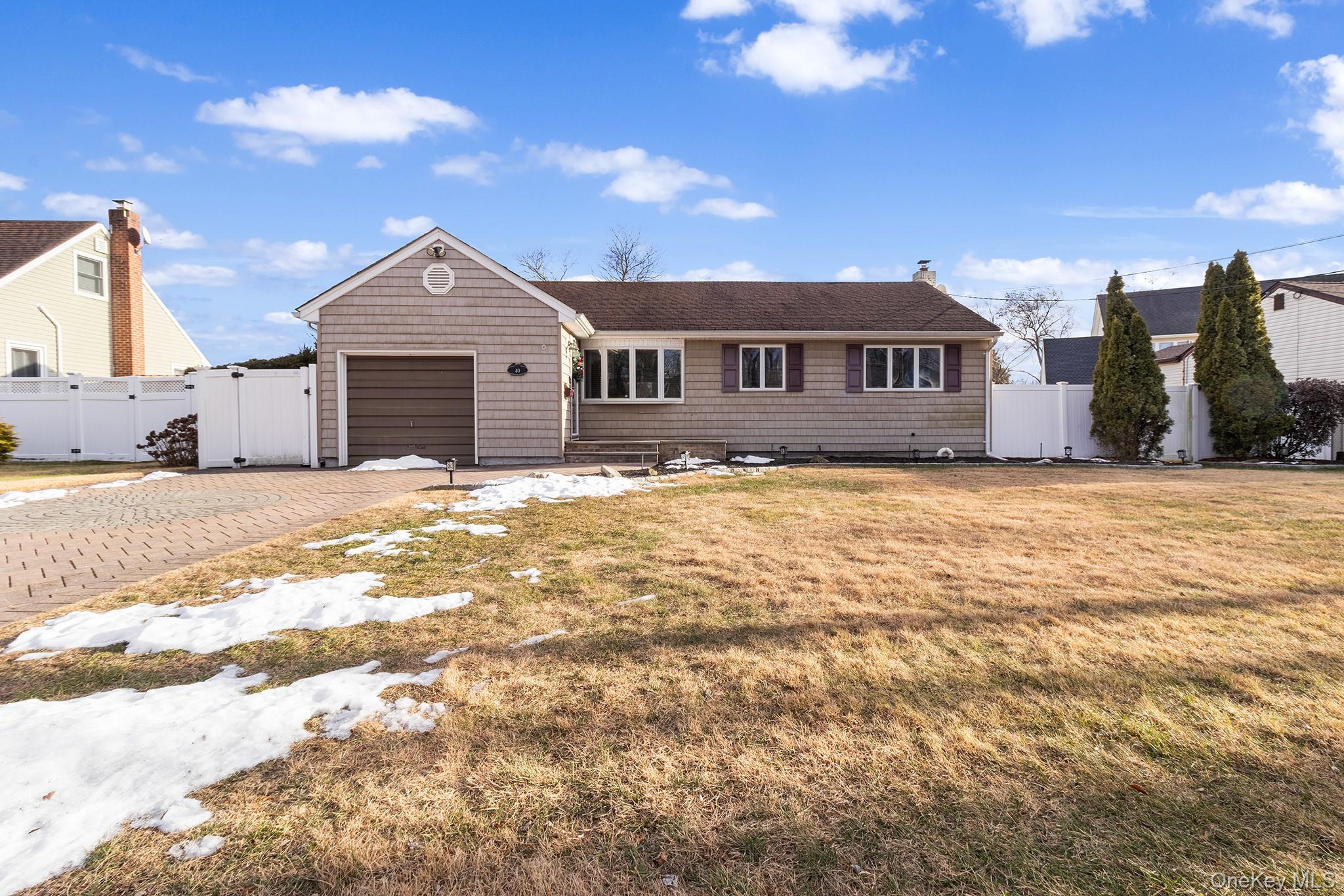 #2 photo, 40 Frankie Lane, מחוז סאפוק North Babylon , NY 11703