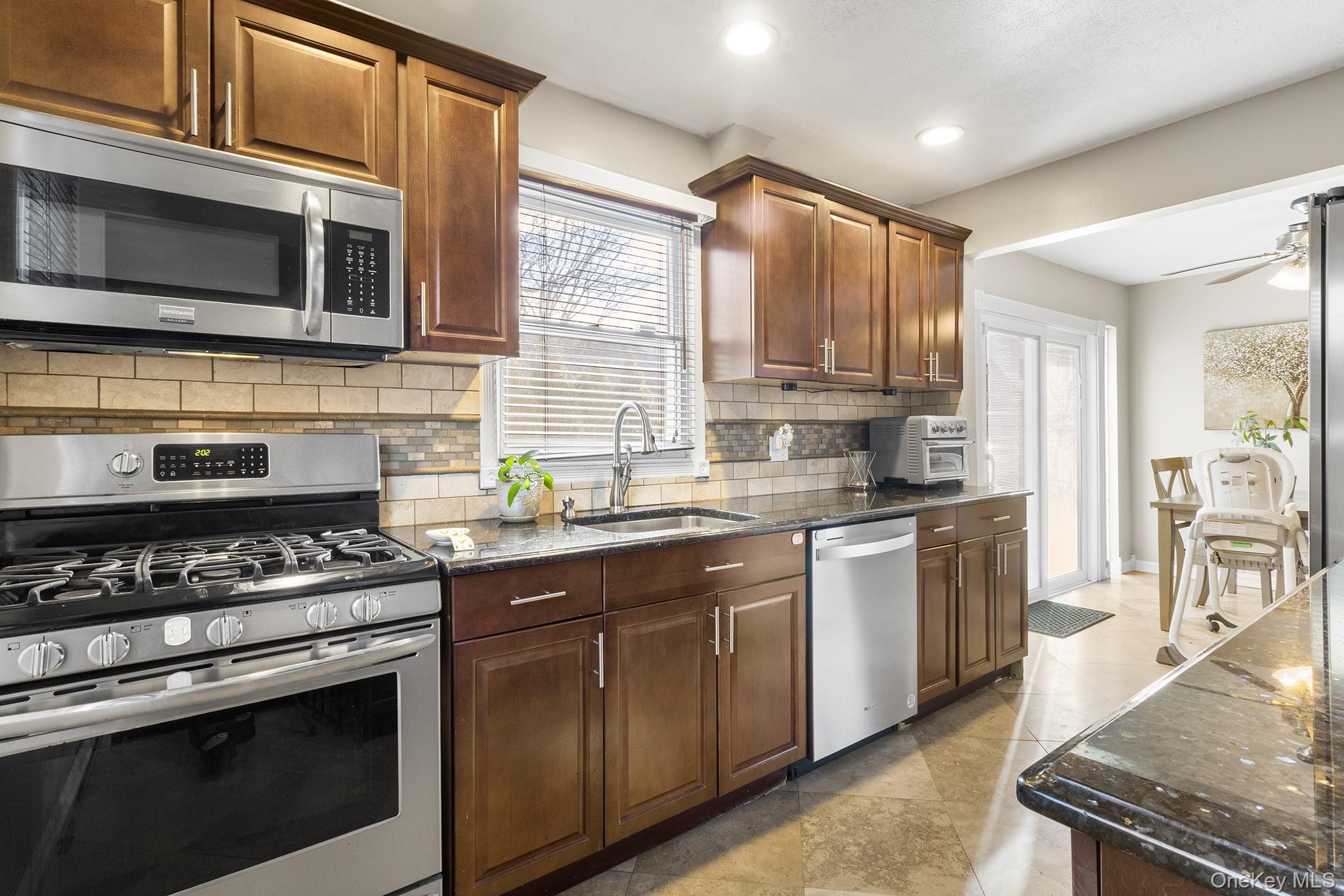 #3 photo, 40 Frankie Lane, מחוז סאפוק North Babylon , NY 11703