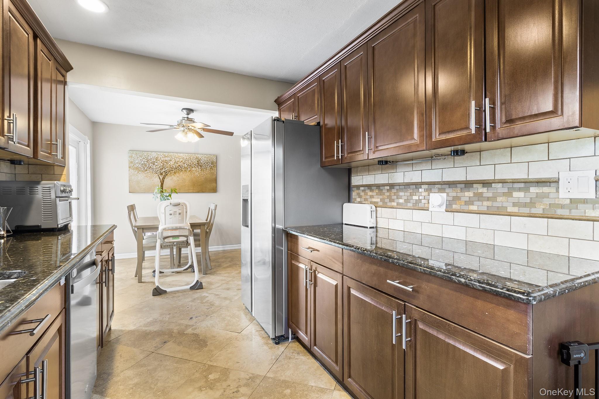 #4 photo, 40 Frankie Lane, מחוז סאפוק North Babylon , NY 11703