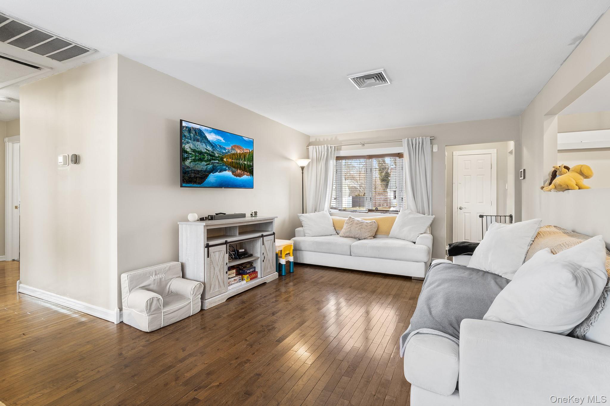 #5 photo, 40 Frankie Lane, מחוז סאפוק North Babylon , NY 11703