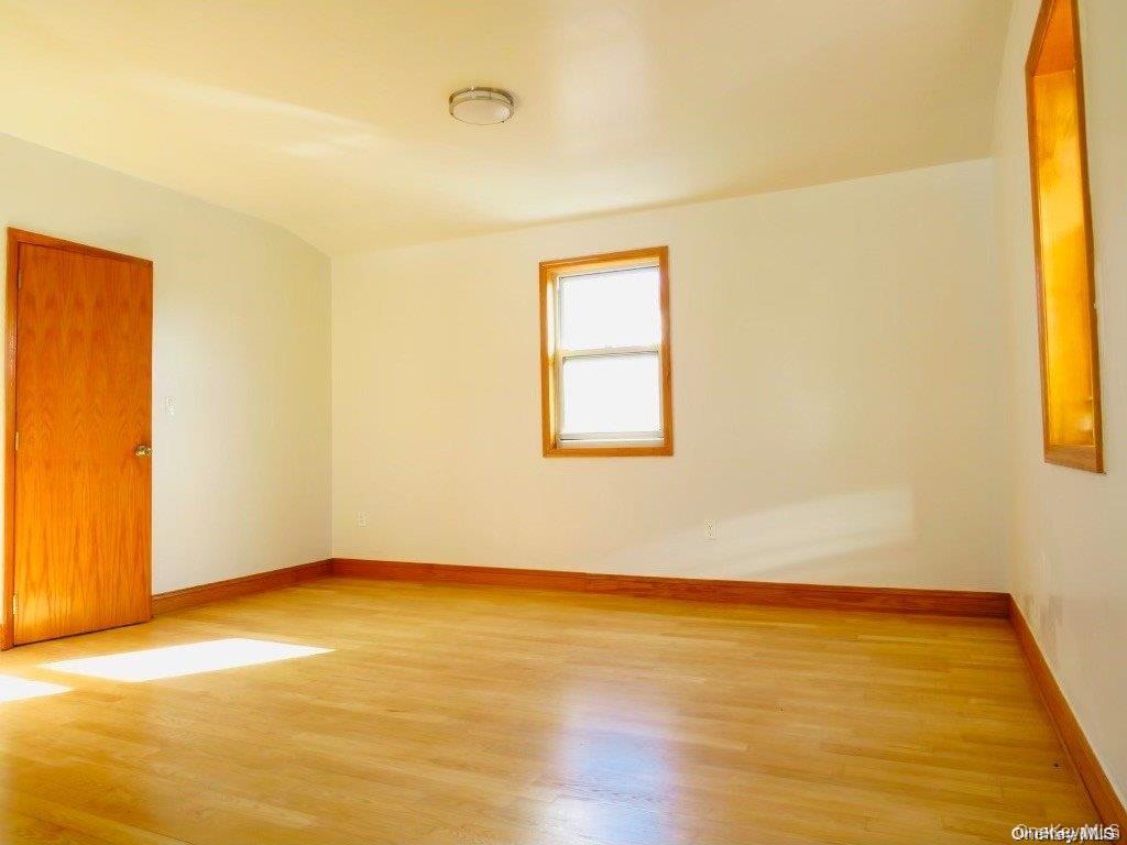 #4 photo, 43-44 195th Street, Flushing , NY 11358