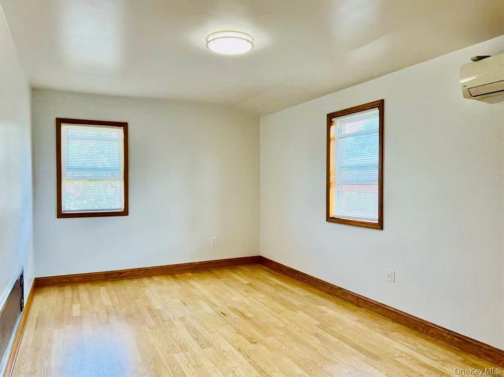 #8 photo, 43-44 195th Street, Flushing , NY 11358