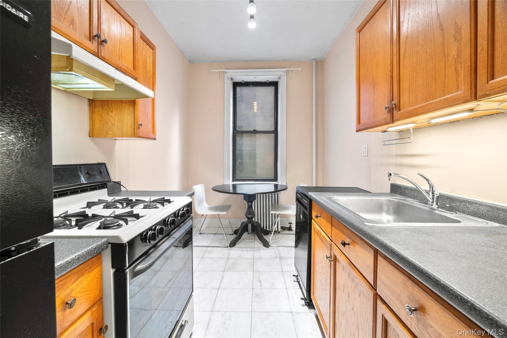 #8 photo, 3720 81 Strret, 뉴욕퀸즈 Jackson Heights , NY 11372