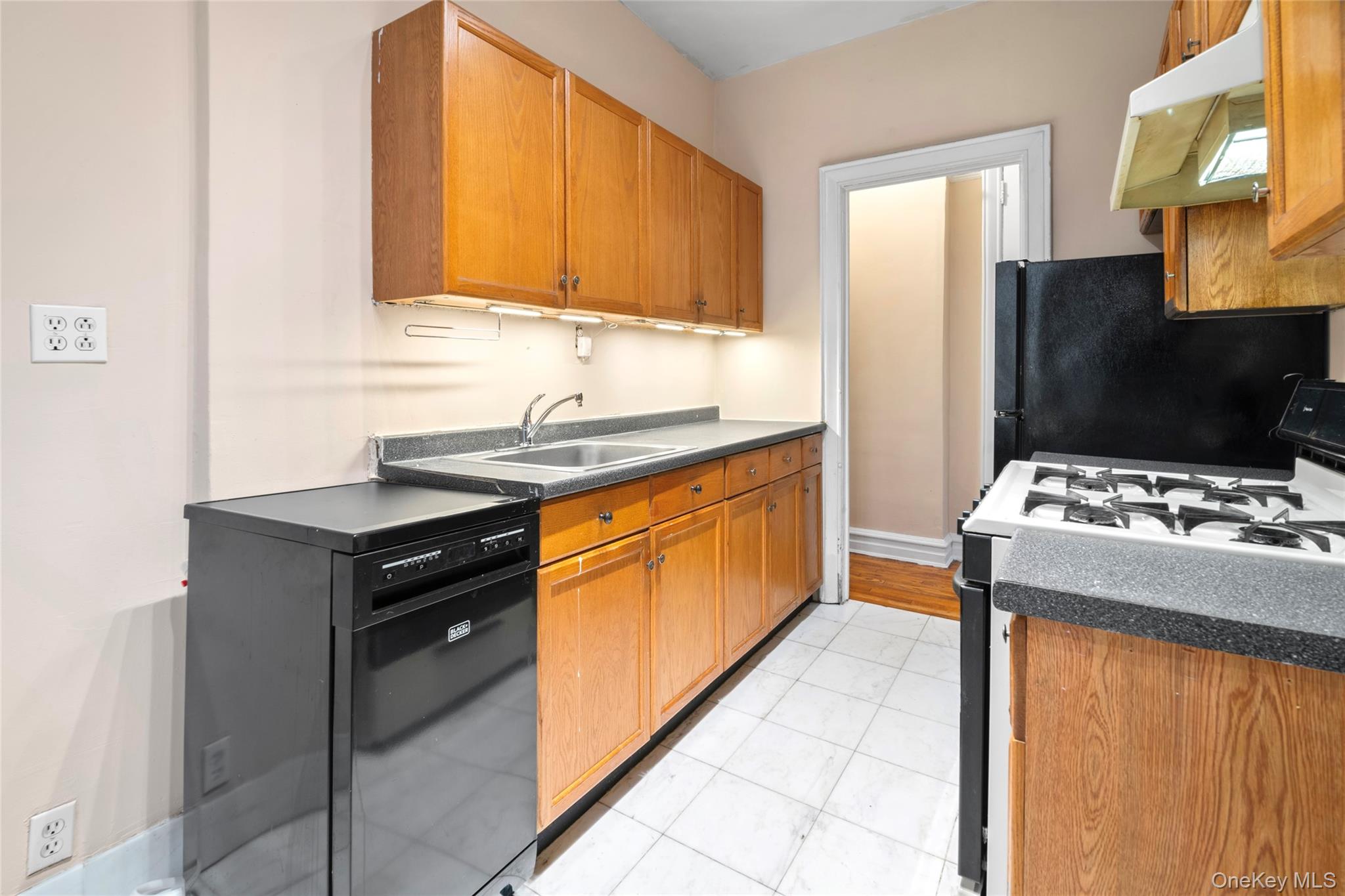 #9 photo, 3720 81 Strret, 뉴욕퀸즈 Jackson Heights , NY 11372