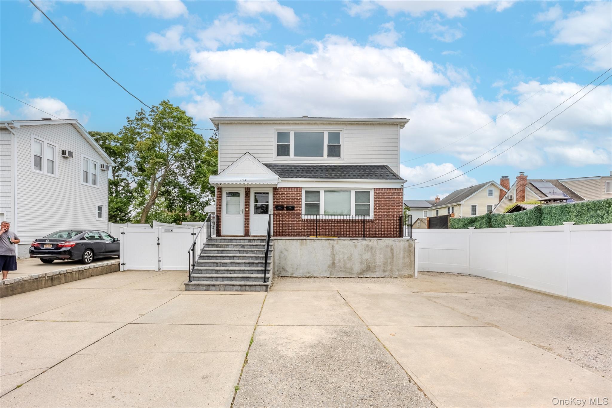 #2 photo, 214 Carman Avenue, नासाउ काउंटी East Rockaway , NY 11518