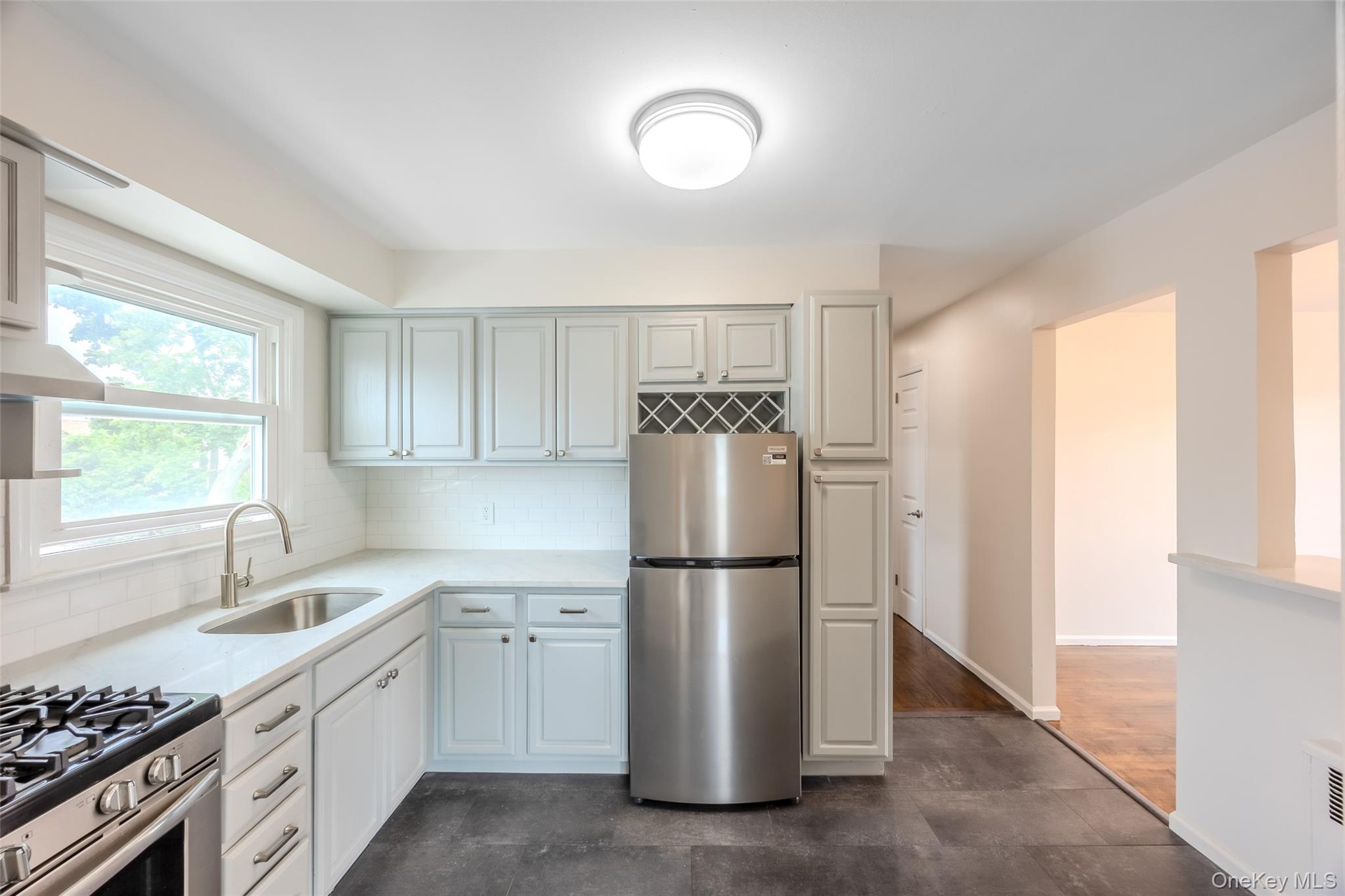 #9 photo, 214 Carman Avenue, नासाउ काउंटी East Rockaway , NY 11518