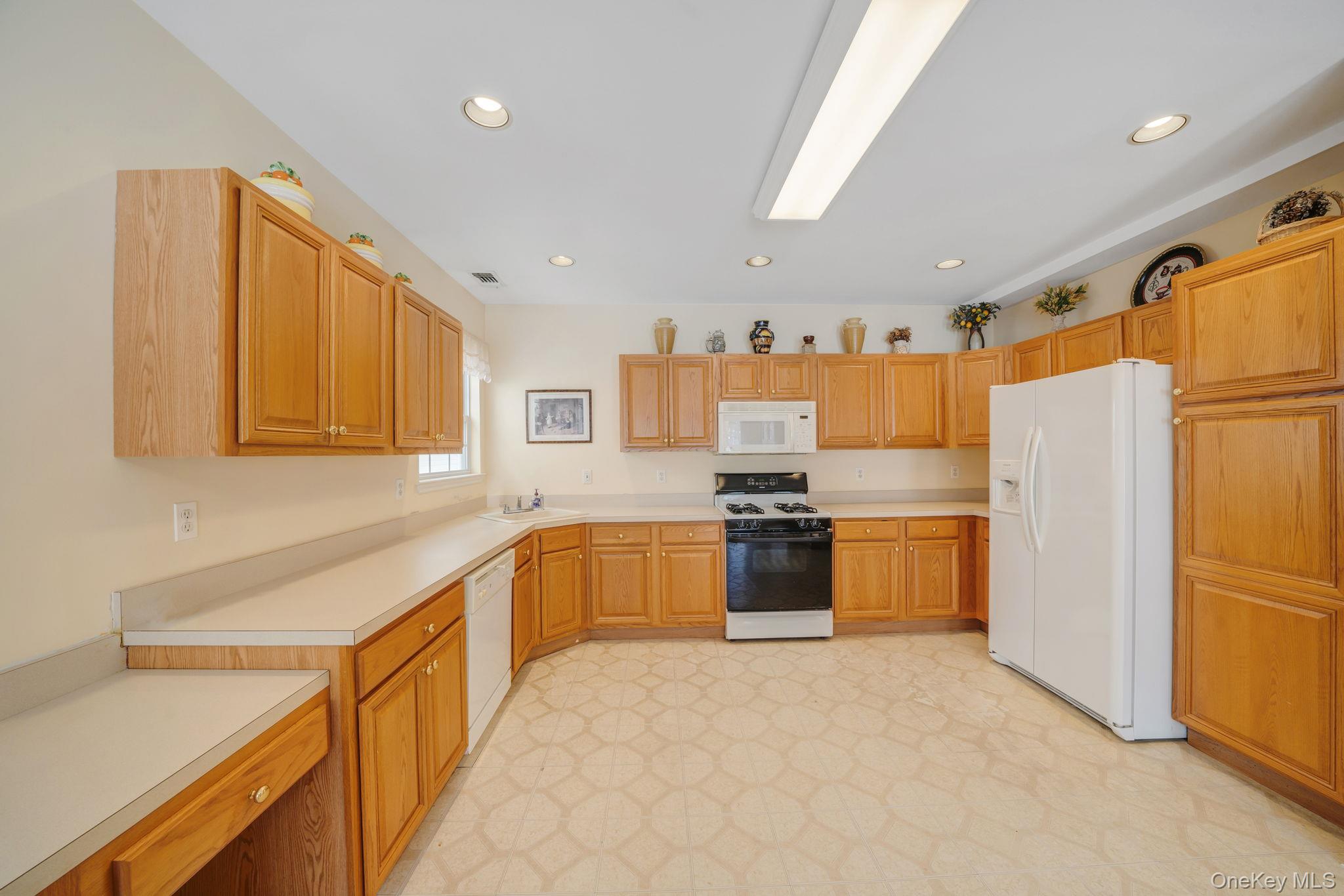 #10 photo, 48 Kate Circle, सफ़ोक काउंटी Middle Island , NY 11953