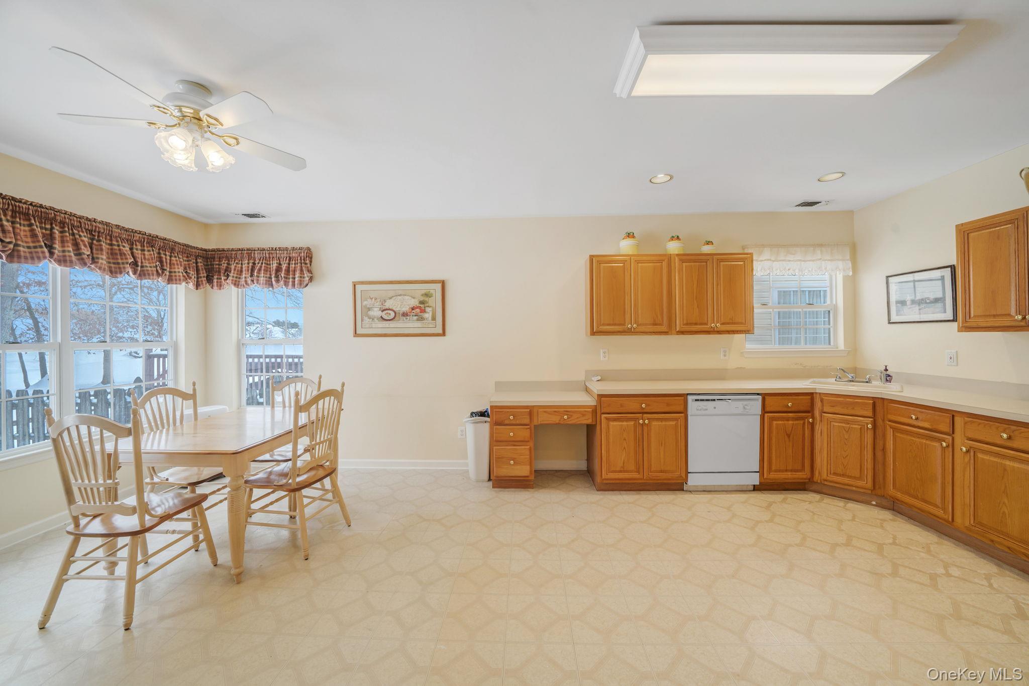 #11 photo, 48 Kate Circle, सफ़ोक काउंटी Middle Island , NY 11953