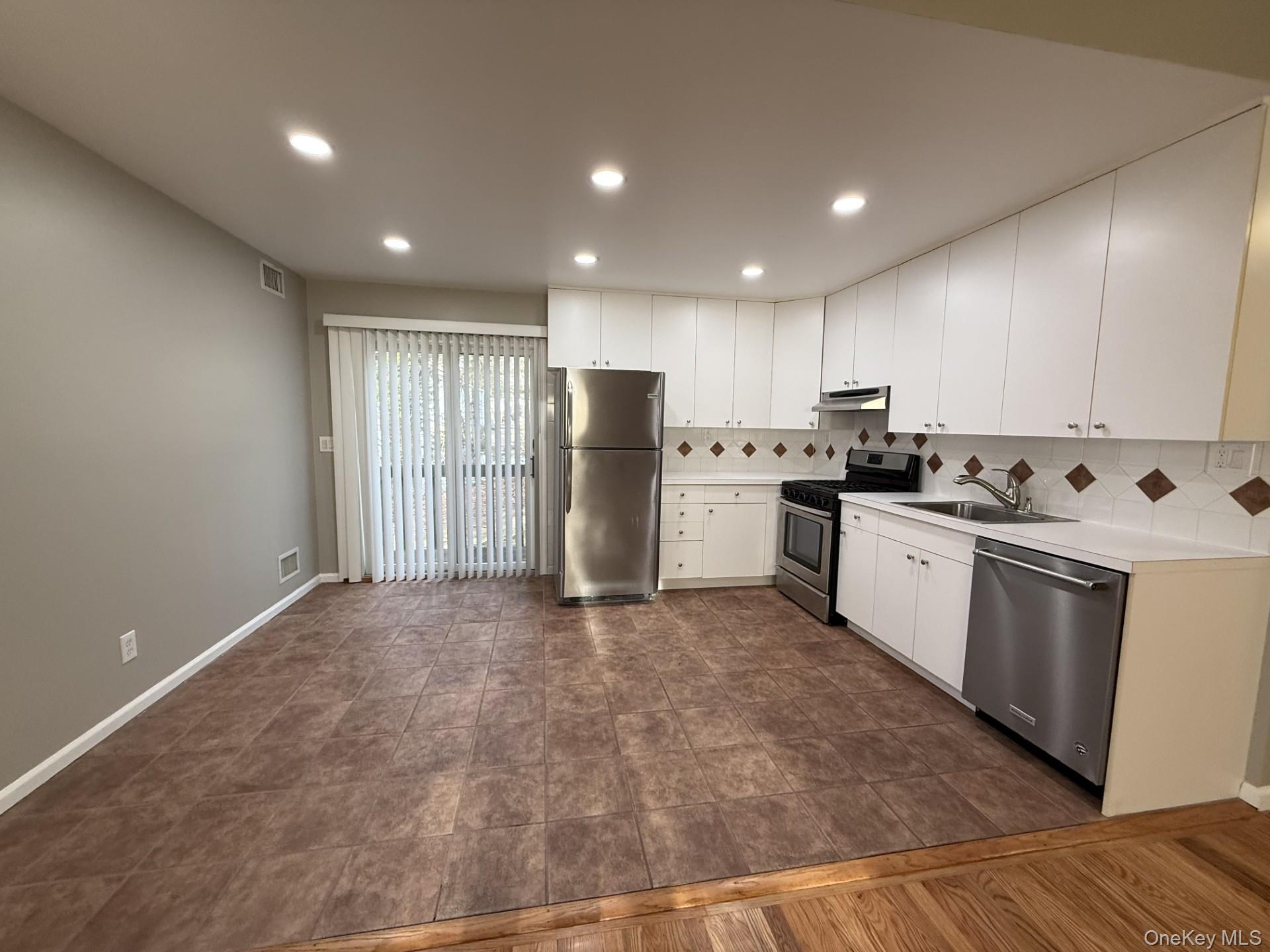 #2 photo, 85 Smithtown Boulevard, מחוז סאפוק Smithtown , NY 11787