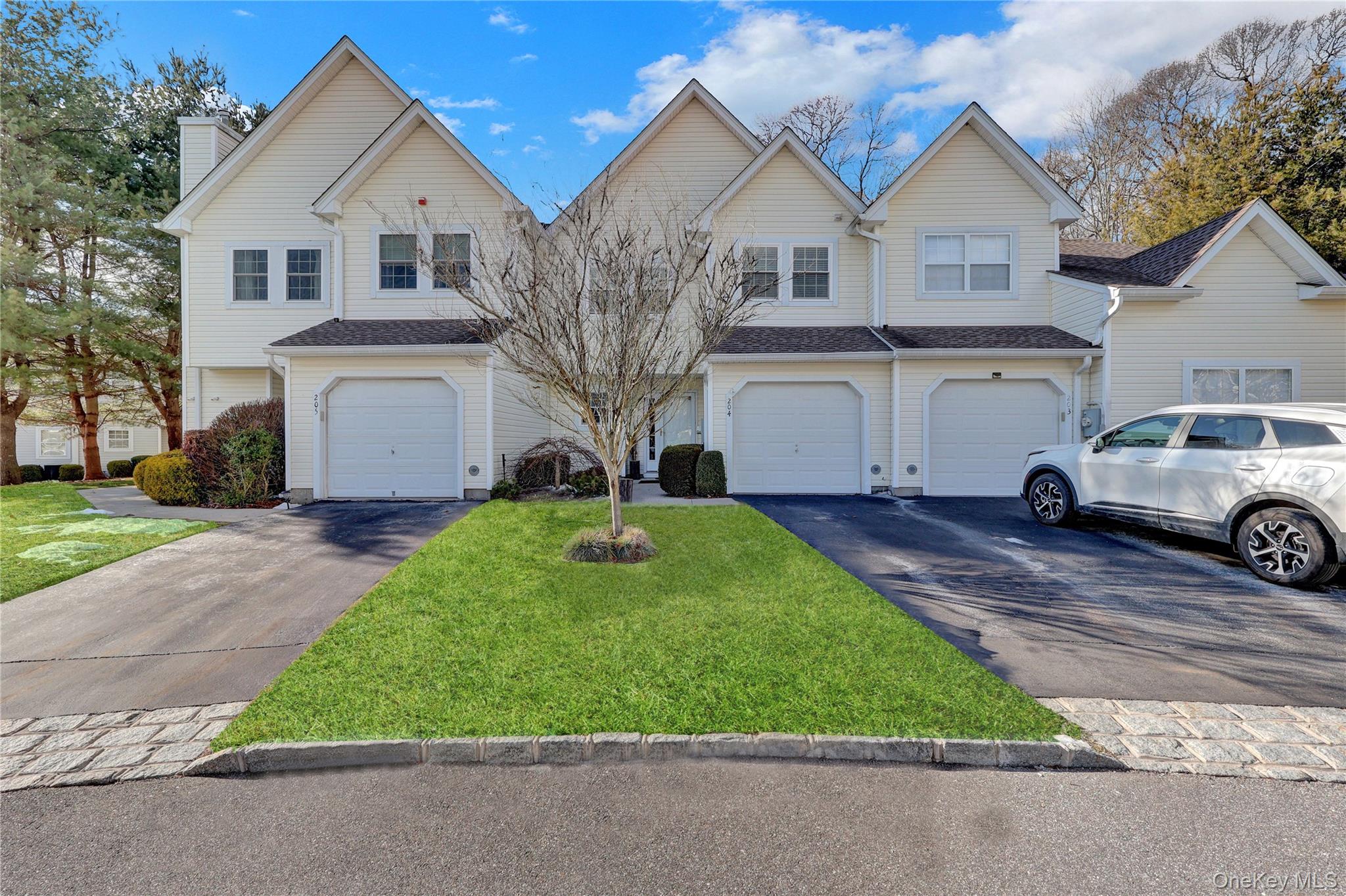 #1 photo, 204 Erik Drive, सफ़ोक काउंटी East Setauket , NY 11733