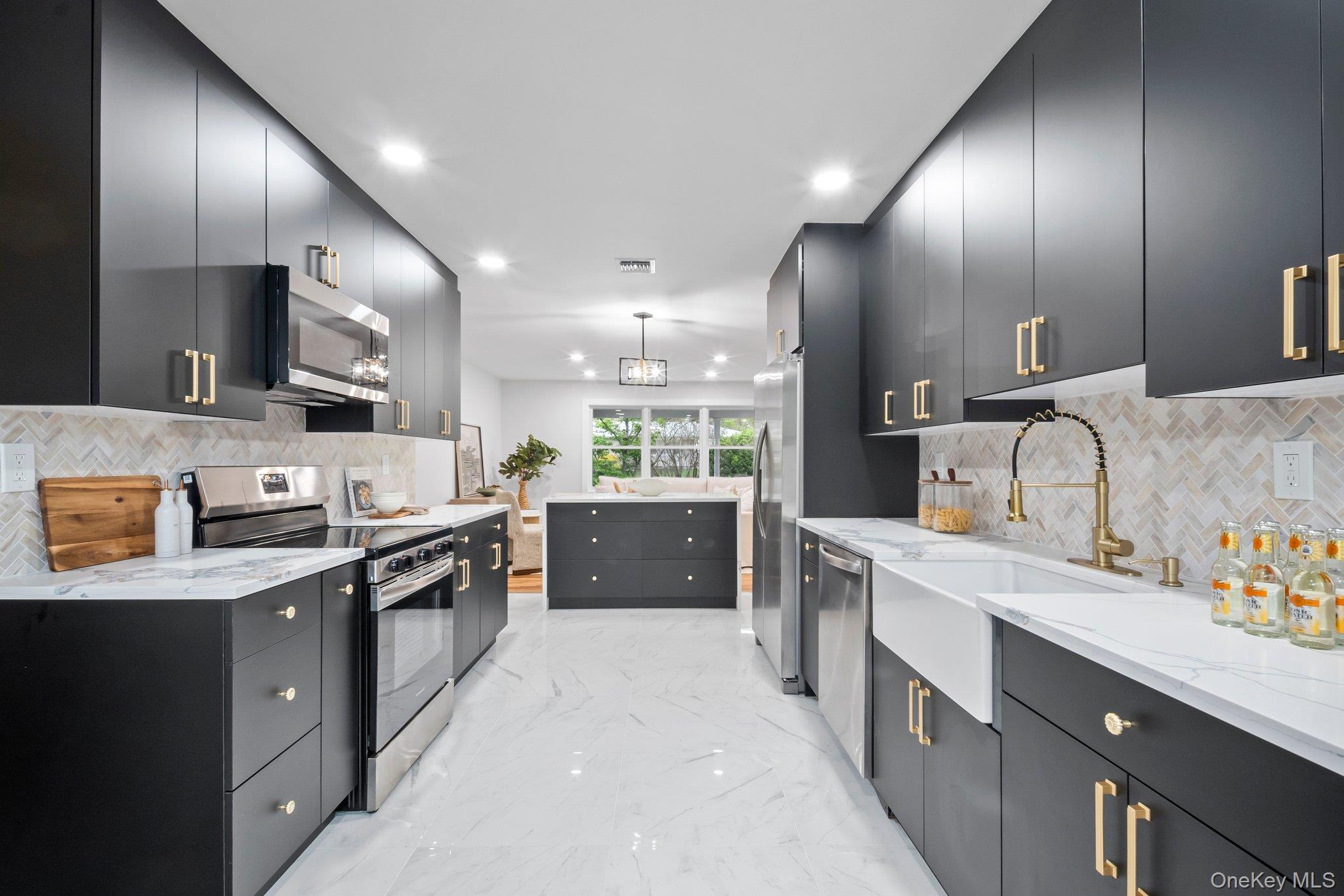 #13 photo, 282 Vanderbilt Boulevard, Oakdale , NY 11769