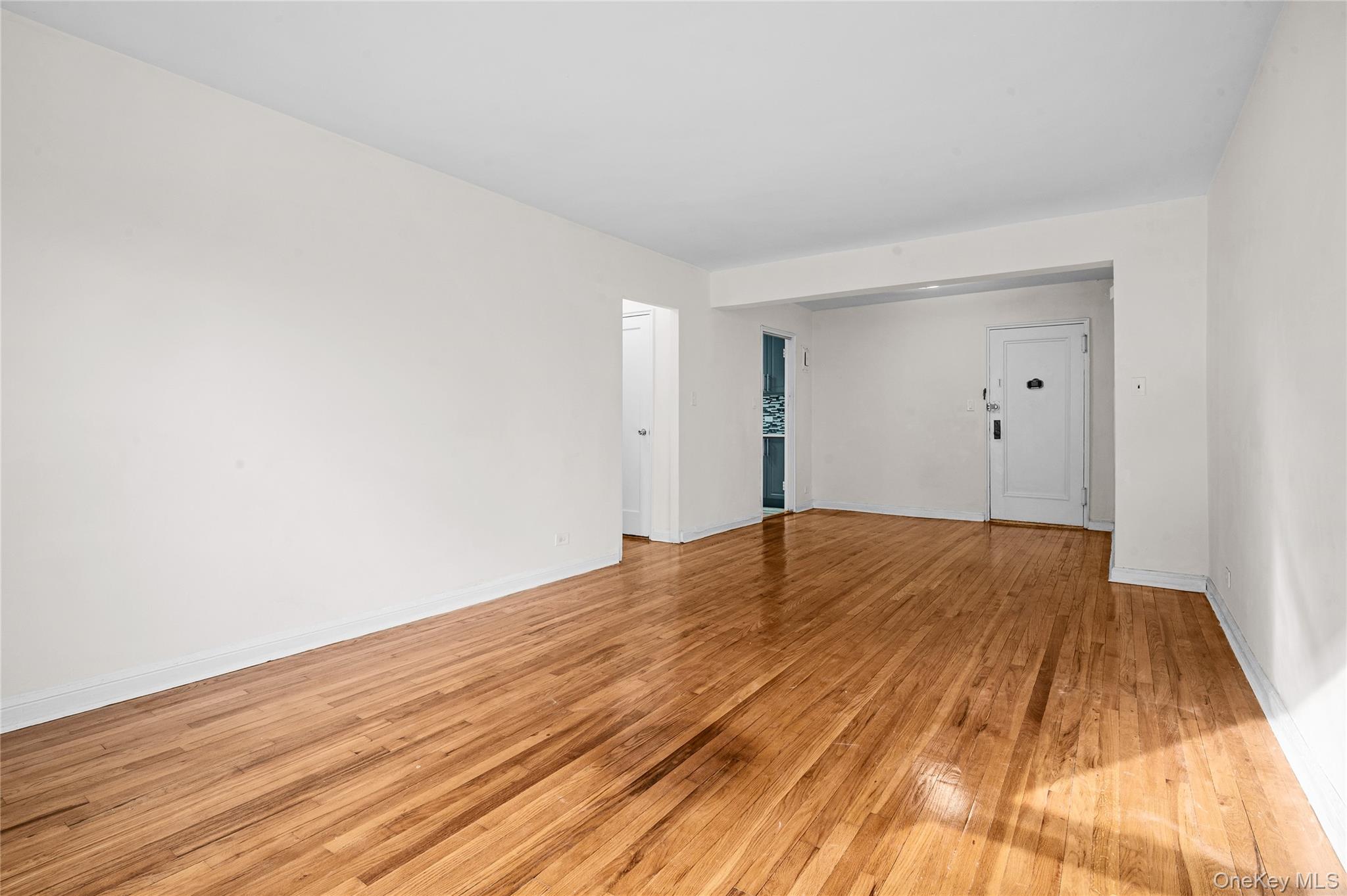#3 photo, 102-36 64 Avenue, Куинс ‖ Forest Hills , NY 11375