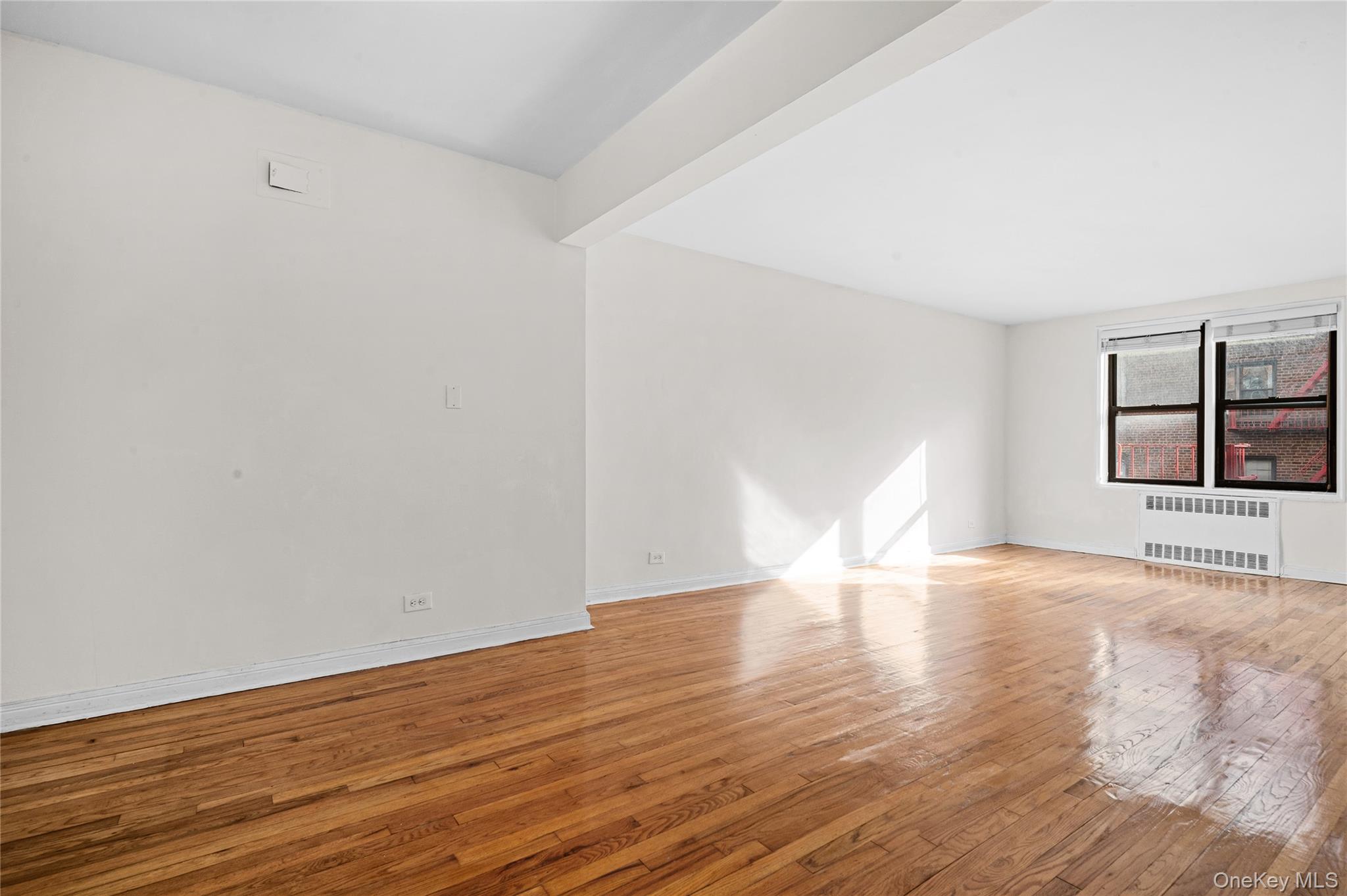 #4 photo, 102-36 64 Avenue, Куинс ‖ Forest Hills , NY 11375