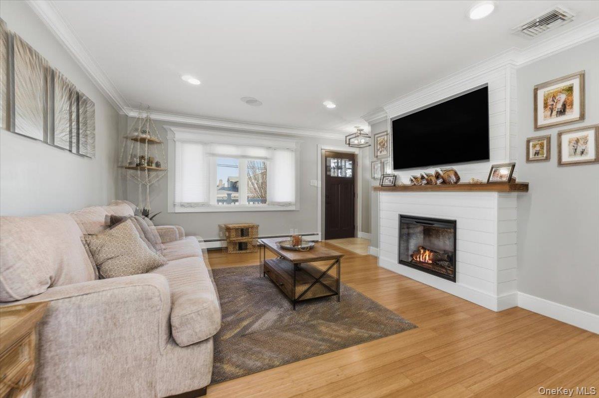 #3 photo, 41 Stillwater Avenue, नासाउ काउंटी Massapequa , NY 11758