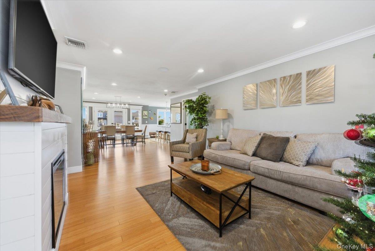 #4 photo, 41 Stillwater Avenue, नासाउ काउंटी Massapequa , NY 11758