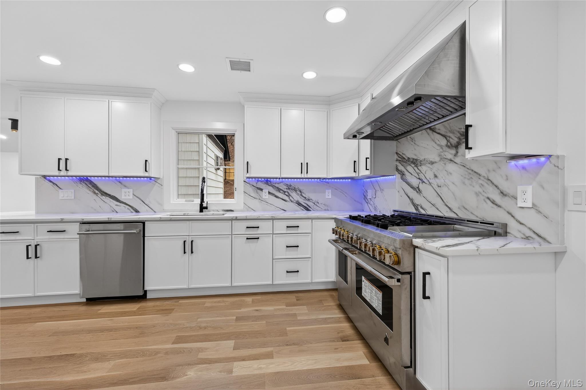 #9 photo, 199 Salem Road, East Hills , NY 11577