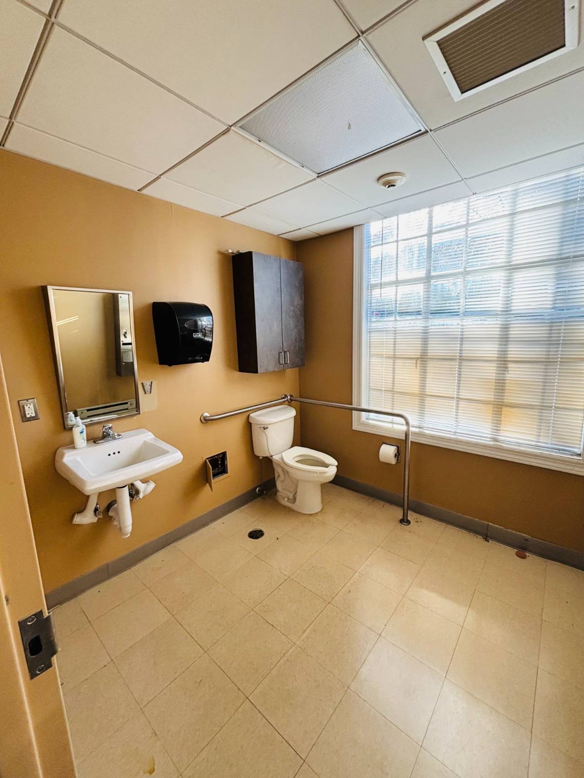 #11 photo, 1345 Old Northern Blvd, Roslyn , NY 11576