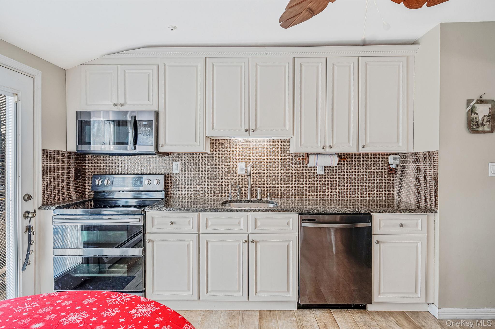 #20 photo, 111 S Plaisted Avenue, Hauppauge , NY 11788