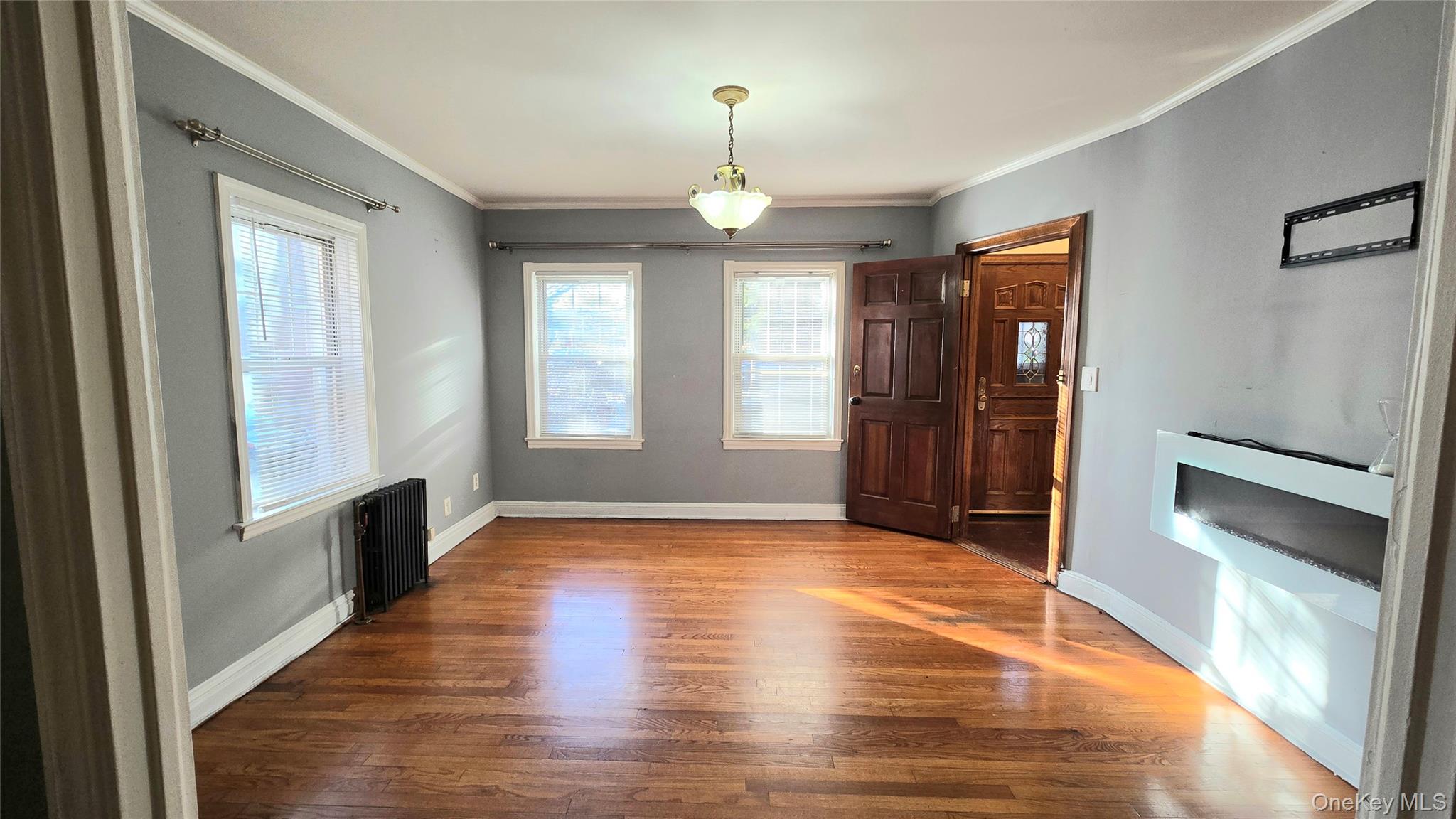 #1 photo, 68-09 Alderton Street, कुईंस Rego Park , NY 11374