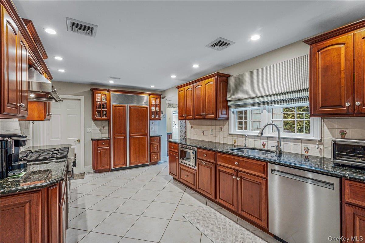 #11 photo, 142 Cambridge Avenue, Garden City , NY 11530