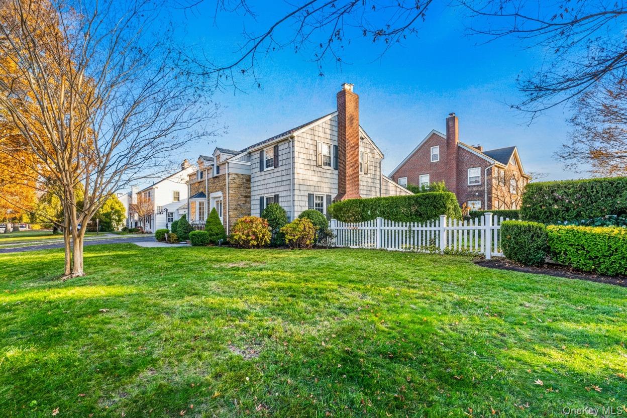 #3 photo, 142 Cambridge Avenue, Garden City , NY 11530