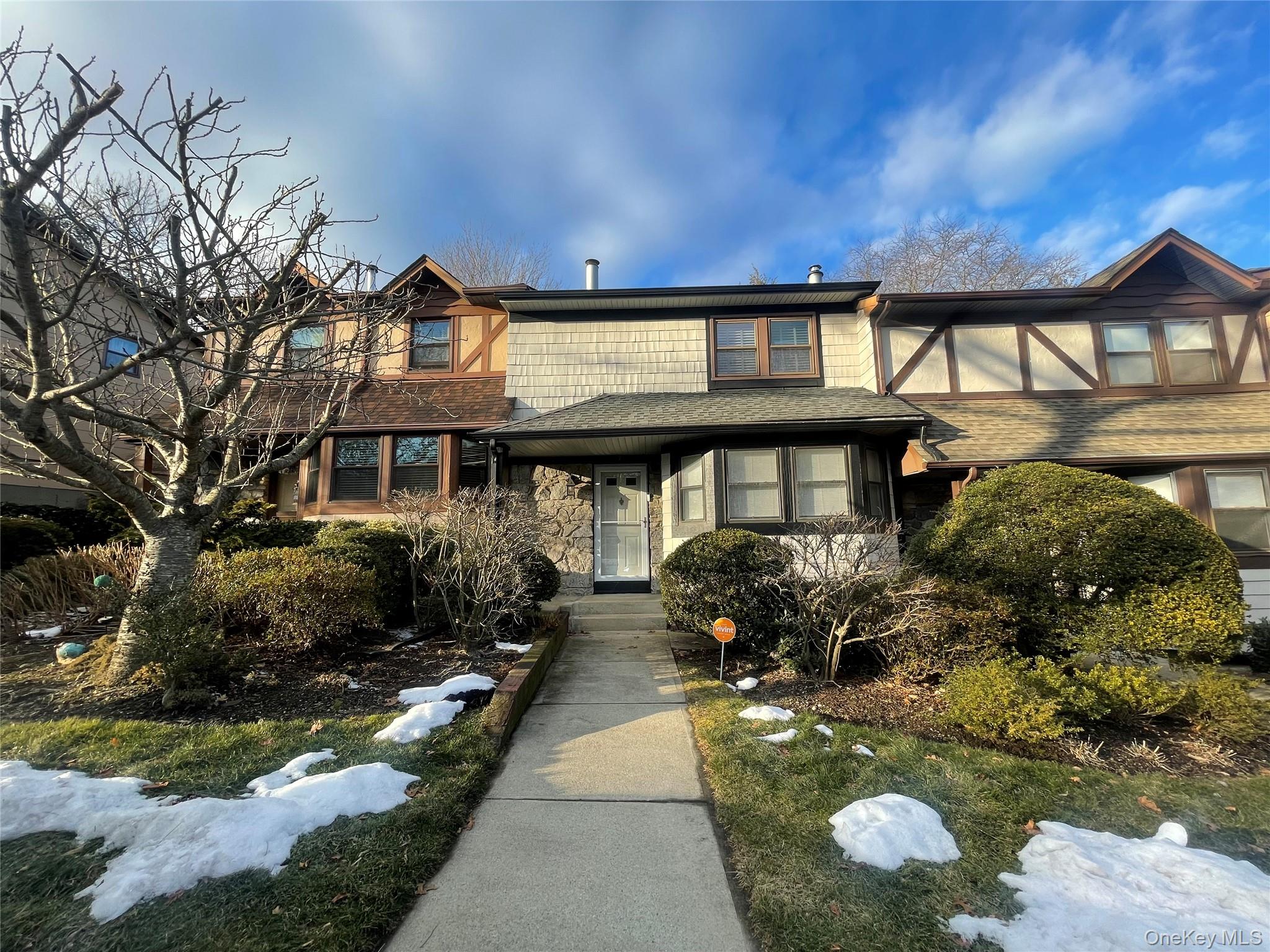 #1 photo, 7 Village Lane, 롱 아일랜드 Woodbury , NY 11797