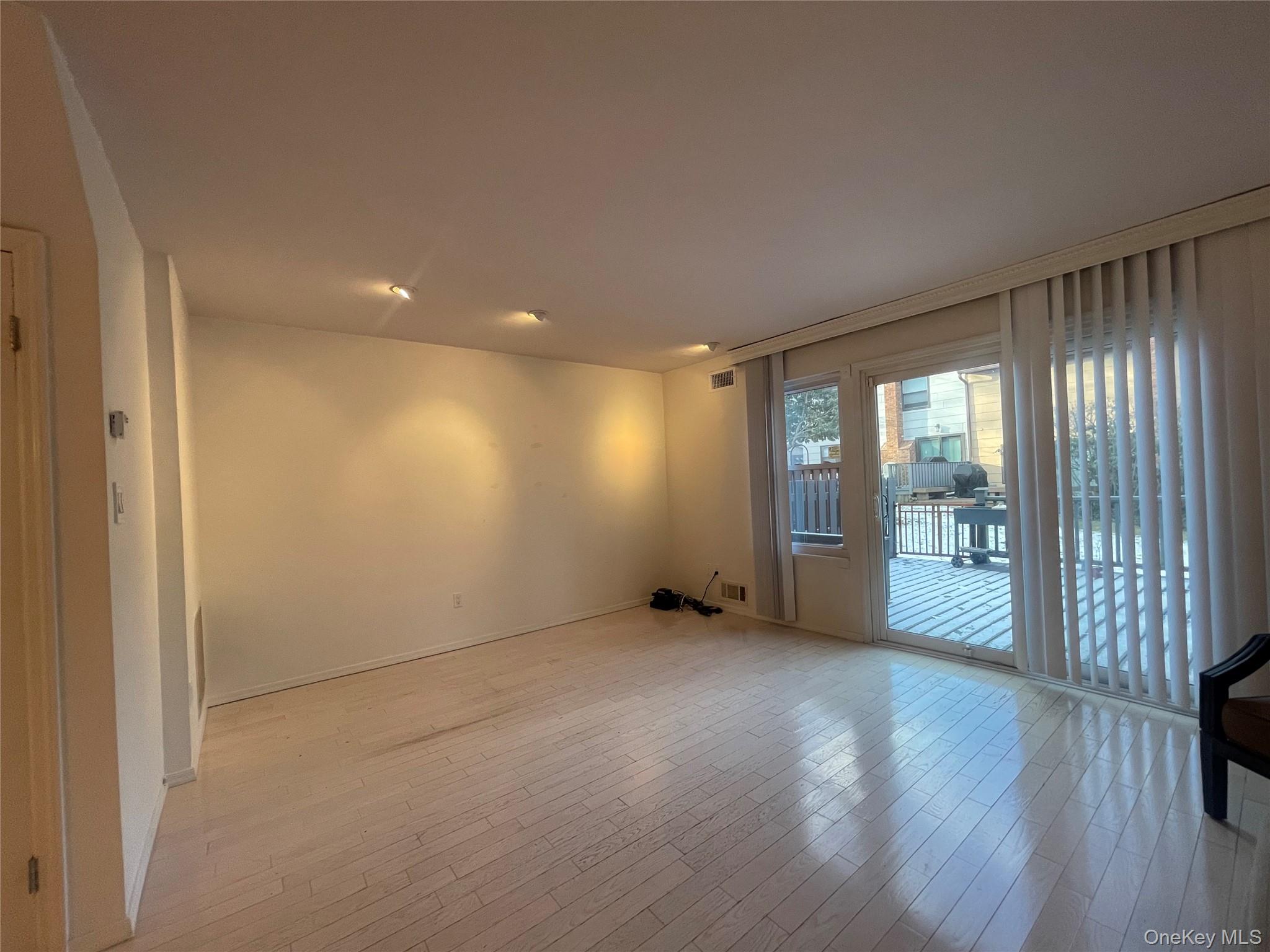 #11 photo, 7 Village Lane, 롱 아일랜드 Woodbury , NY 11797