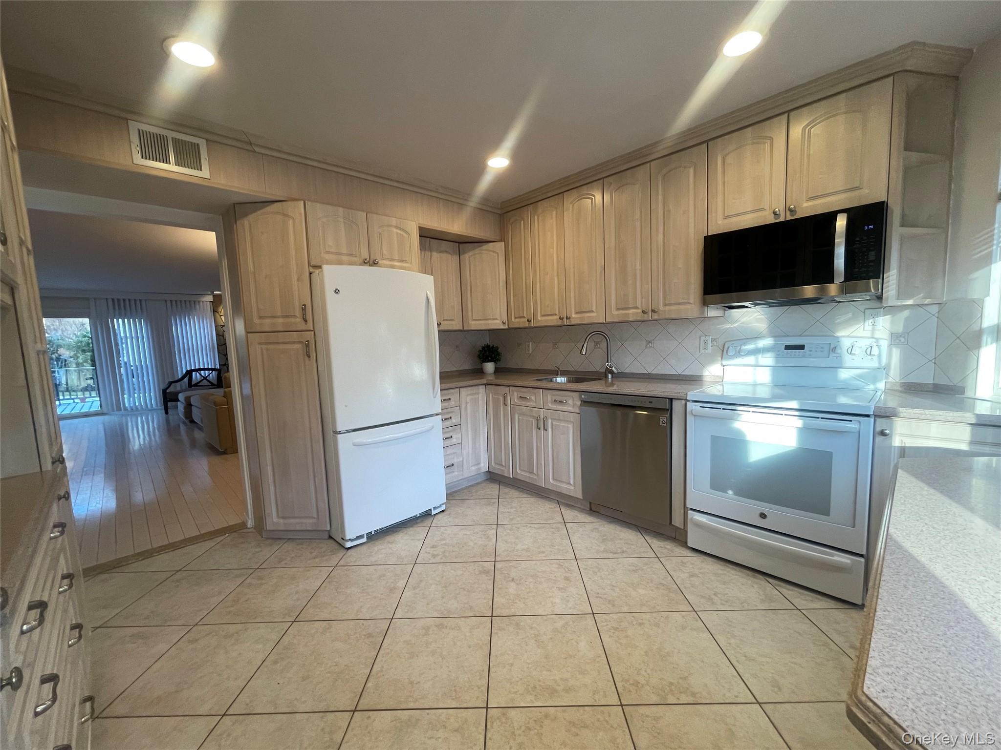 #12 photo, 7 Village Lane, 롱 아일랜드 Woodbury , NY 11797