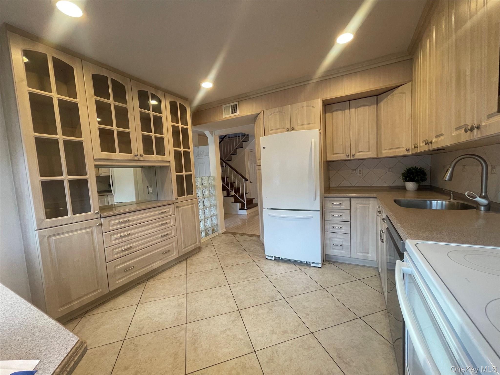 #14 photo, 7 Village Lane, 롱 아일랜드 Woodbury , NY 11797