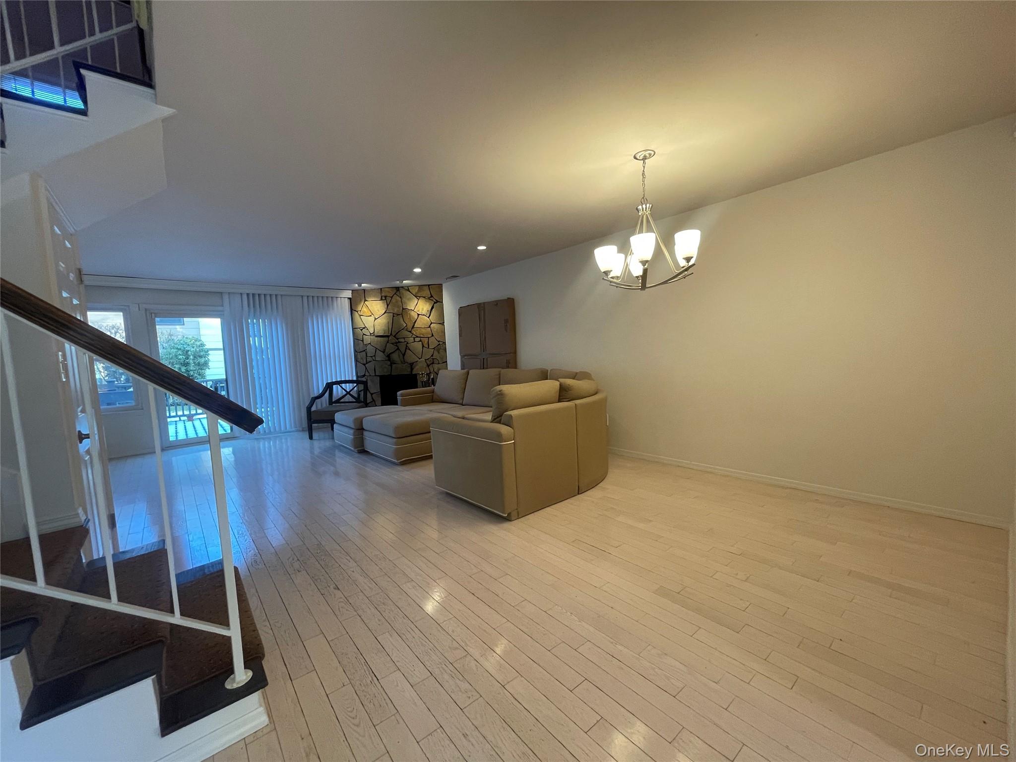 #17 photo, 7 Village Lane, 롱 아일랜드 Woodbury , NY 11797